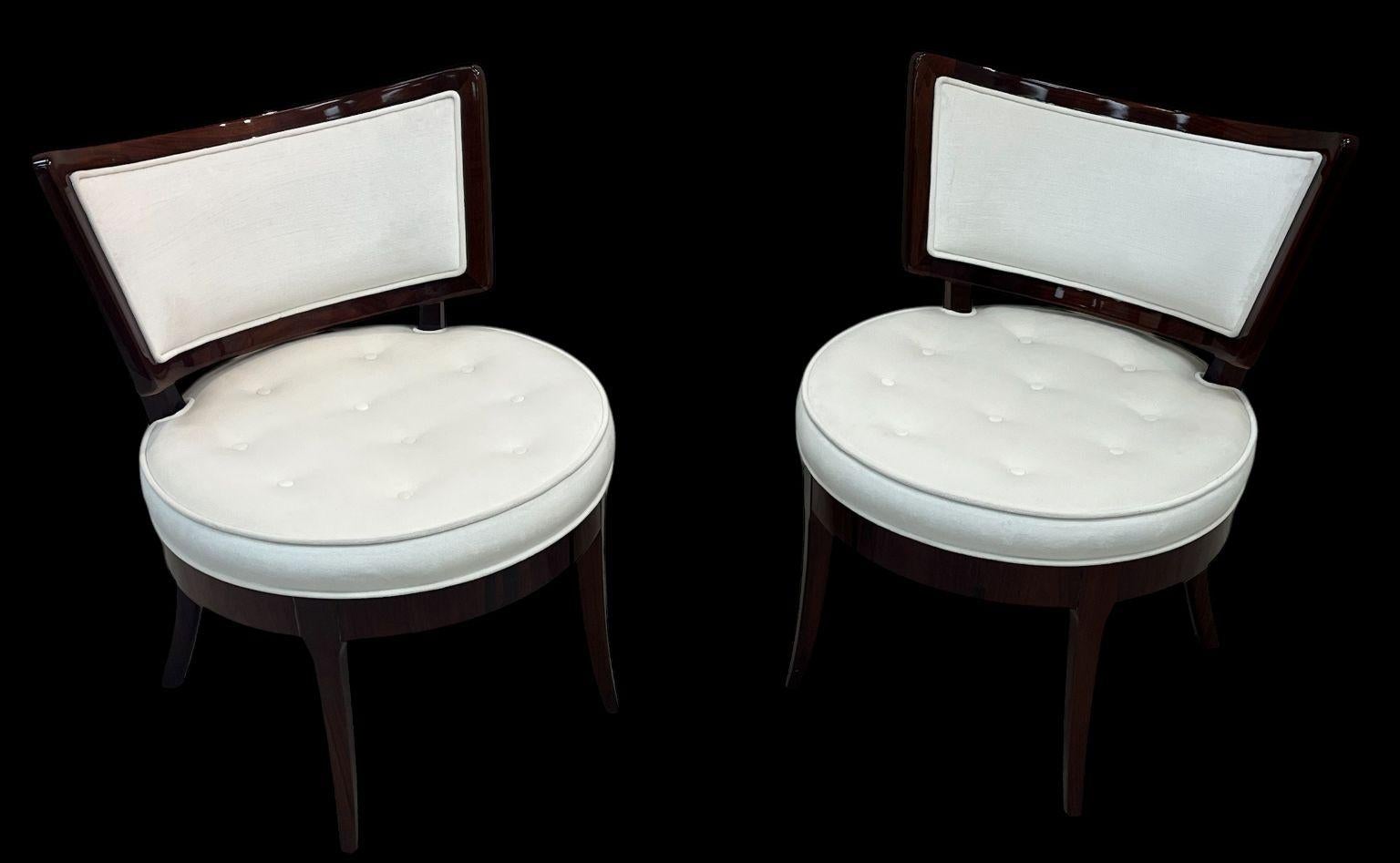 Paire de chaises sculpturales en noyer massif et velours blanc doux, probablement de Dunbar. Une chaise magnifiquement conçue avec une assise circulaire tuftée à boutons et un dossier légèrement incurvé. Les chaises ont été restaurées et retapissées