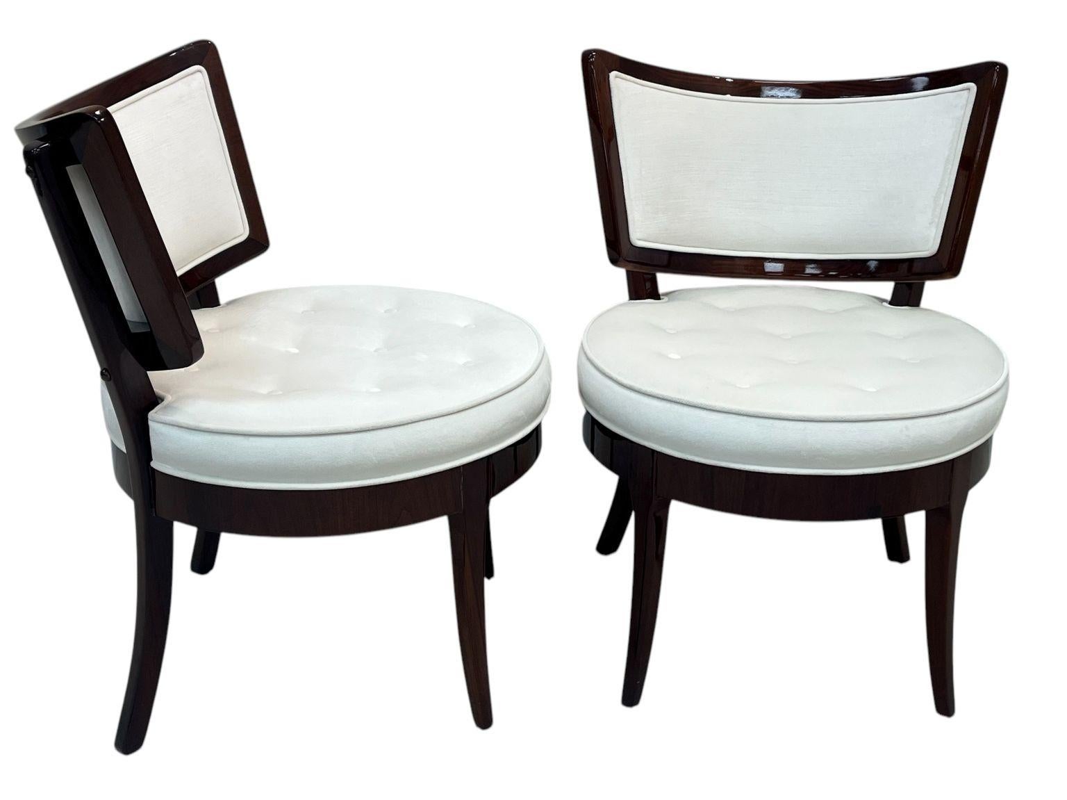 Mid-Century Modern Paire de chaises en noyer massif de style Dunbar de la modernité du milieu du siècle dernier  C. 1950's en vente