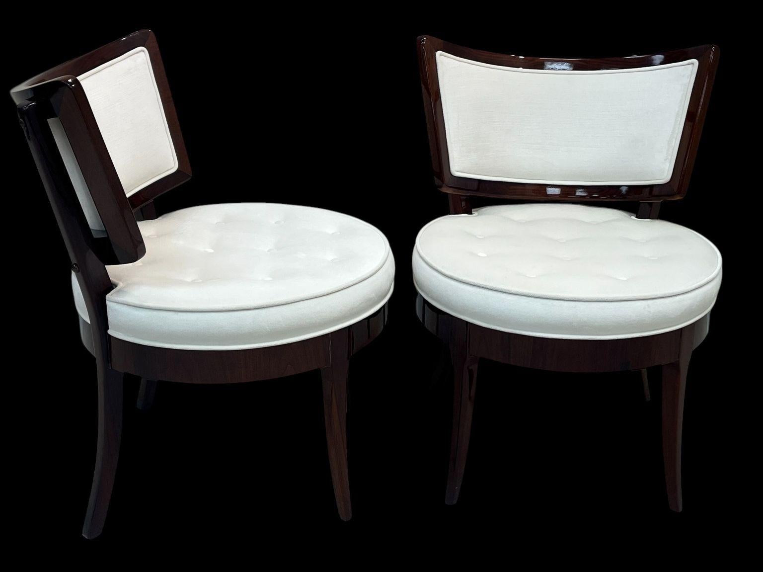 Américain Paire de chaises en noyer massif de style Dunbar de la modernité du milieu du siècle dernier  C. 1950's en vente