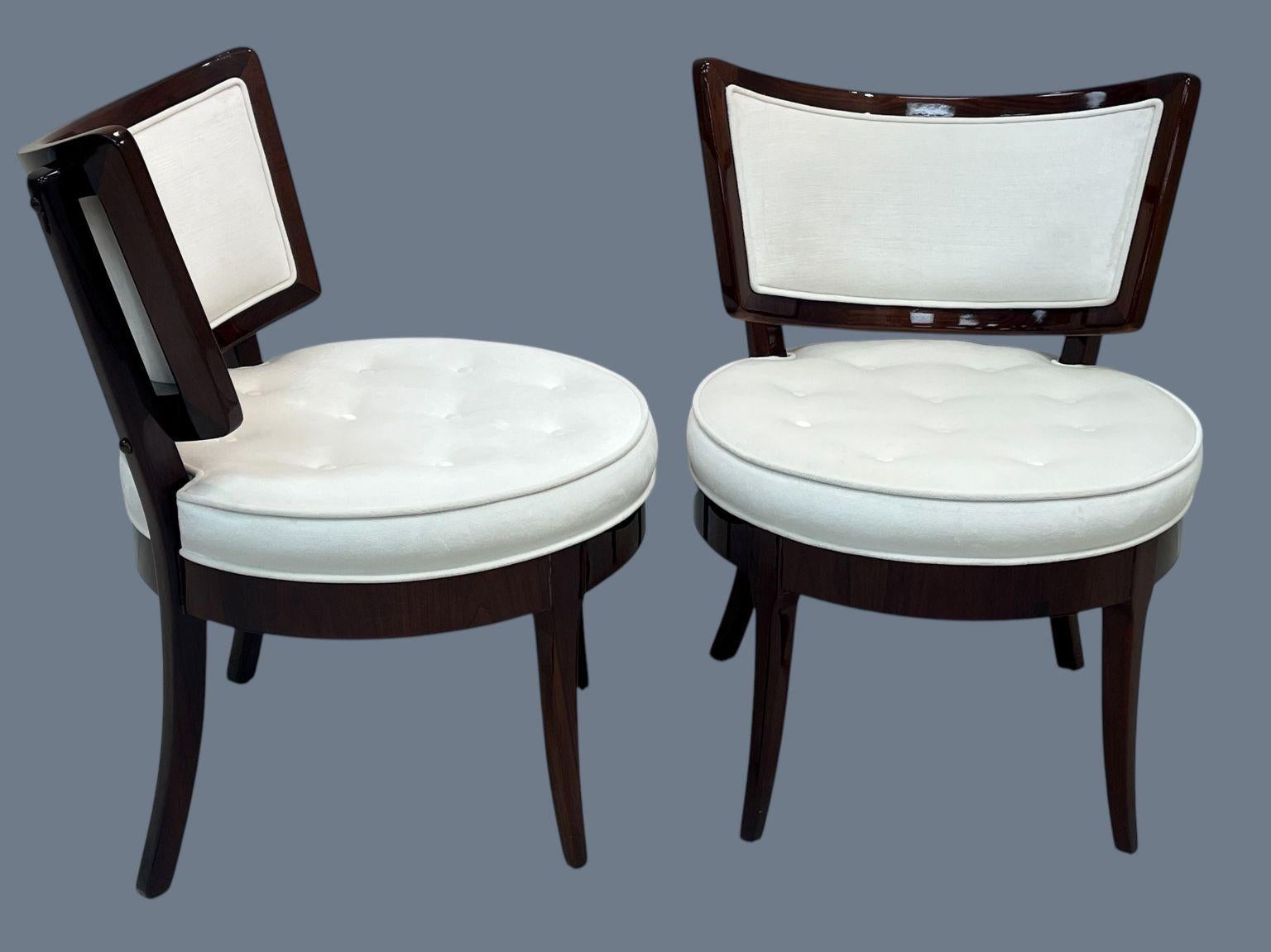 Paire de chaises en noyer massif de style Dunbar de la modernité du milieu du siècle dernier  C. 1950's Excellent état - En vente à Bernville, PA