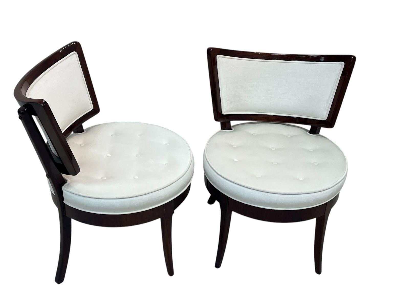 Milieu du XXe siècle Paire de chaises en noyer massif de style Dunbar de la modernité du milieu du siècle dernier  C. 1950's en vente