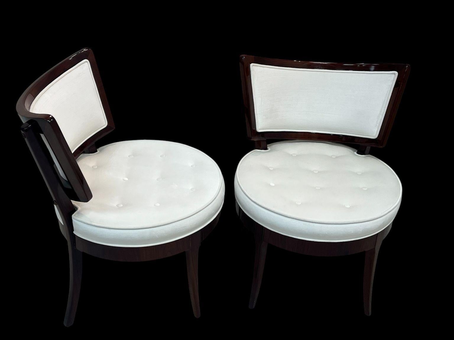 Velours Paire de chaises en noyer massif de style Dunbar de la modernité du milieu du siècle dernier  C. 1950's en vente