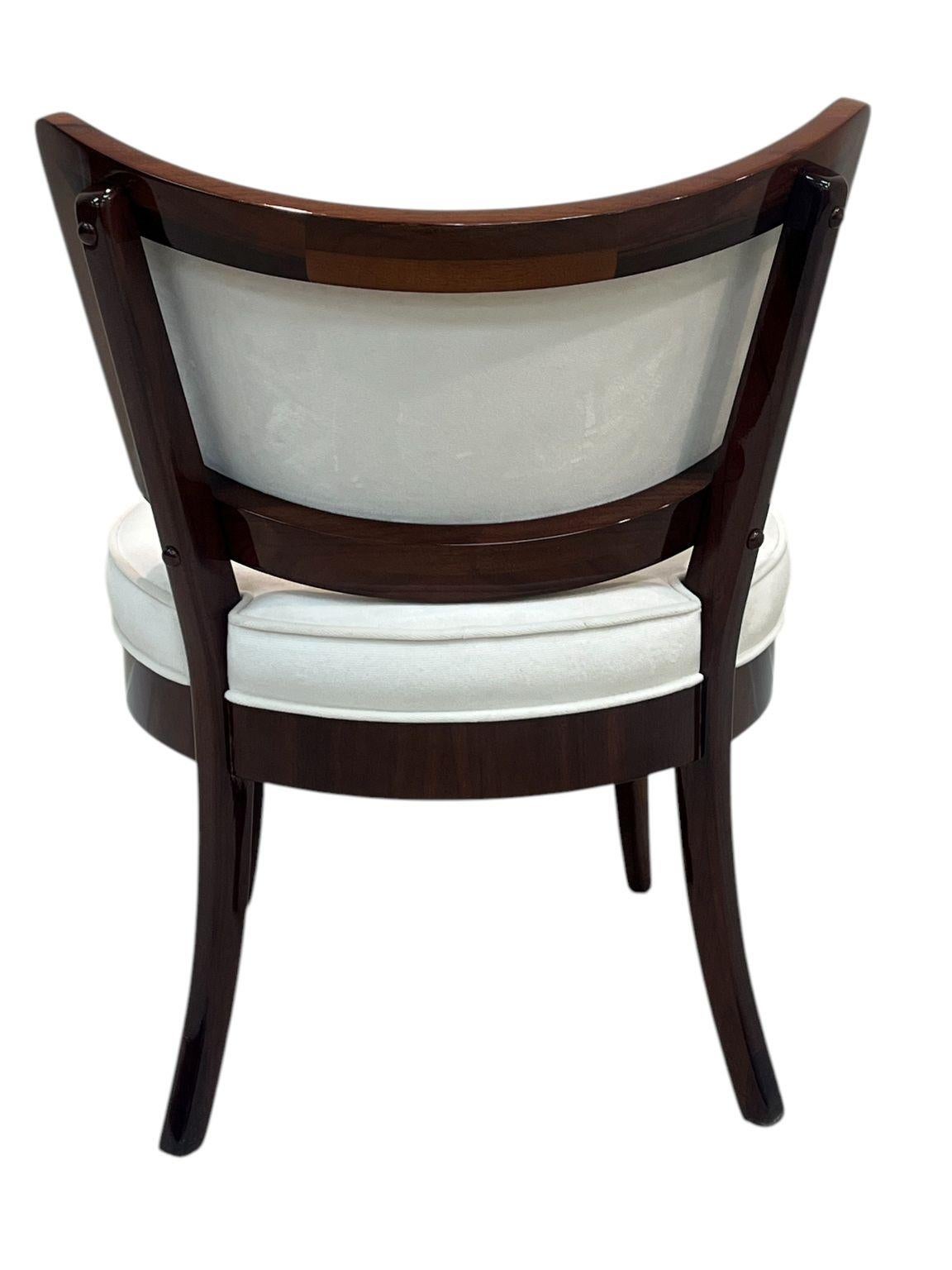 Paire de chaises en noyer massif de style Dunbar de la modernité du milieu du siècle dernier  C. 1950's en vente 1