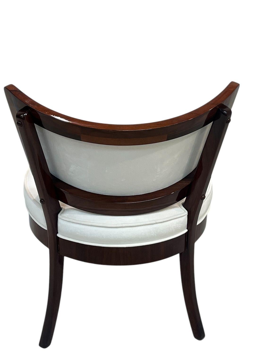 Paire de chaises en noyer massif de style Dunbar de la modernité du milieu du siècle dernier  C. 1950's en vente 2