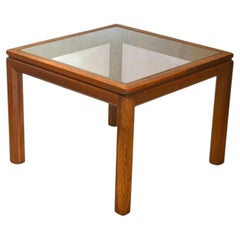 Coppia di tavolini in stile Mid-Century Modern in noce massiccio e vetro fumé, anni ’70 circa