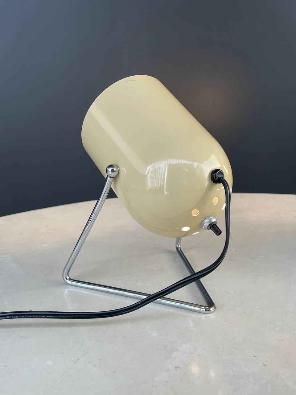 Pair of Mid-Century Modern Spotlight Table Lamps by Mobilite In Good Condition For Sale In Los Angeles, CA