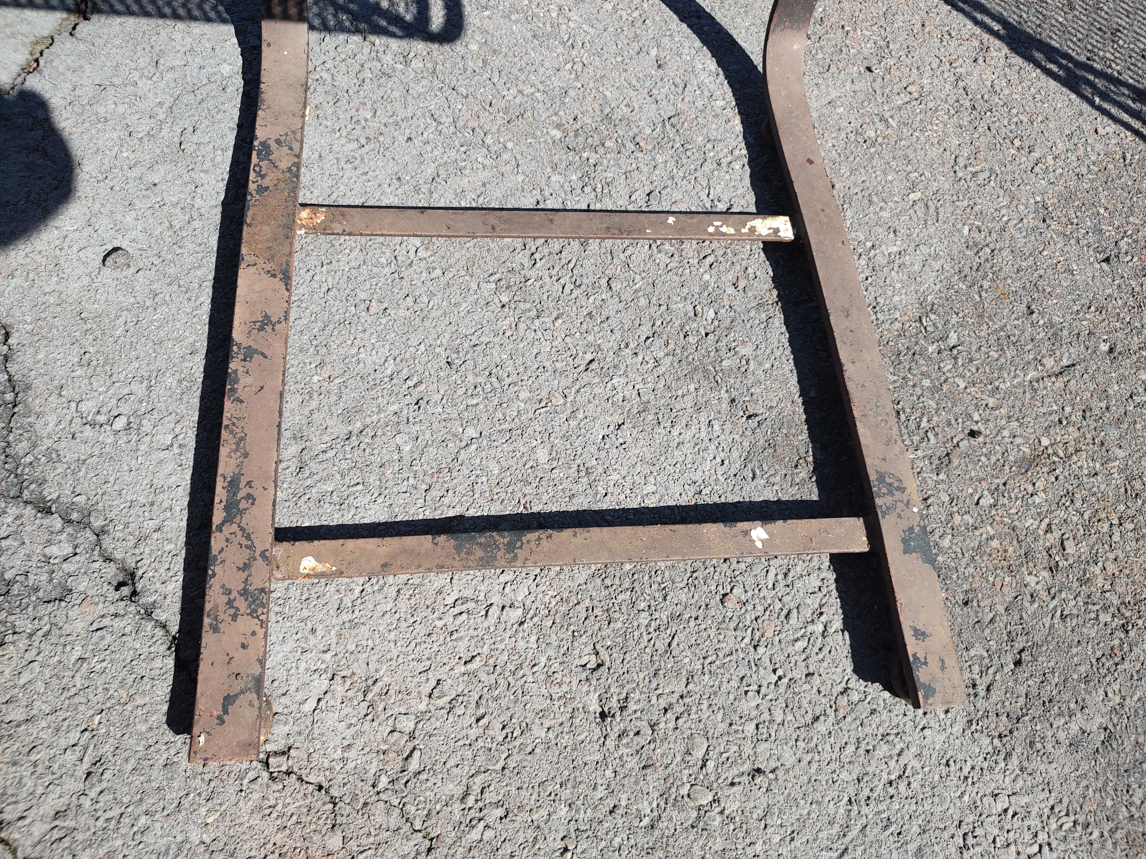 Pareja (2) de tumbonas de muelle modernas de mediados de siglo con asiento y respaldo de malla de hierro en Bueno estado para la venta en Port Jervis, NY