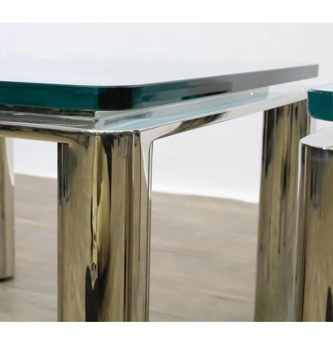 Tavolino quadrato moderno di metà secolo in vetro trasparente e tubo cromato. Fabrice in metallo di altissima qualità con base cromata e piano in vetro spesso 3/4