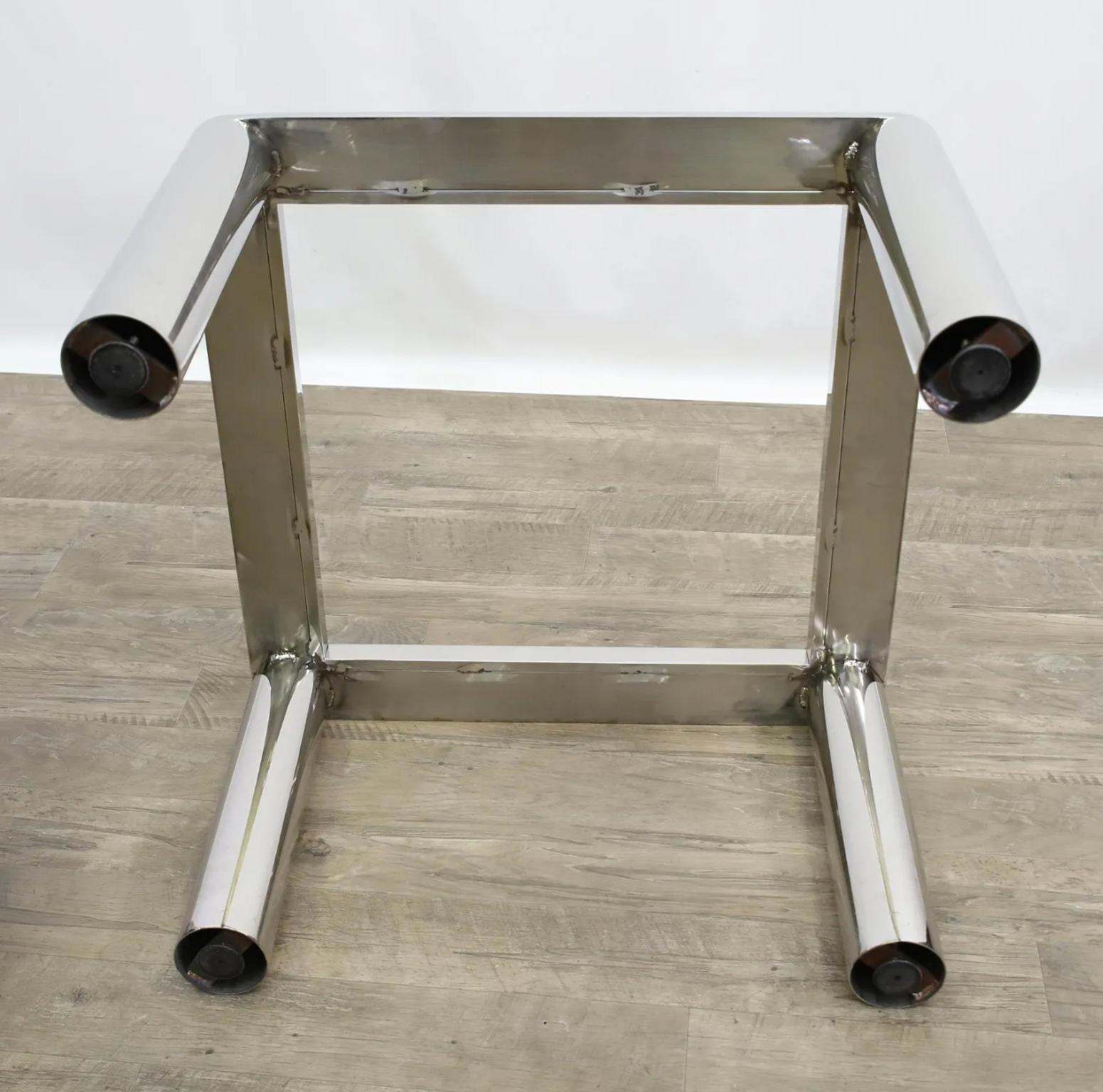 Pair of Mid Century Modern Square Glass and Chrome Tube Side Tables In Good Condition For Sale In BROOKLYN, NY