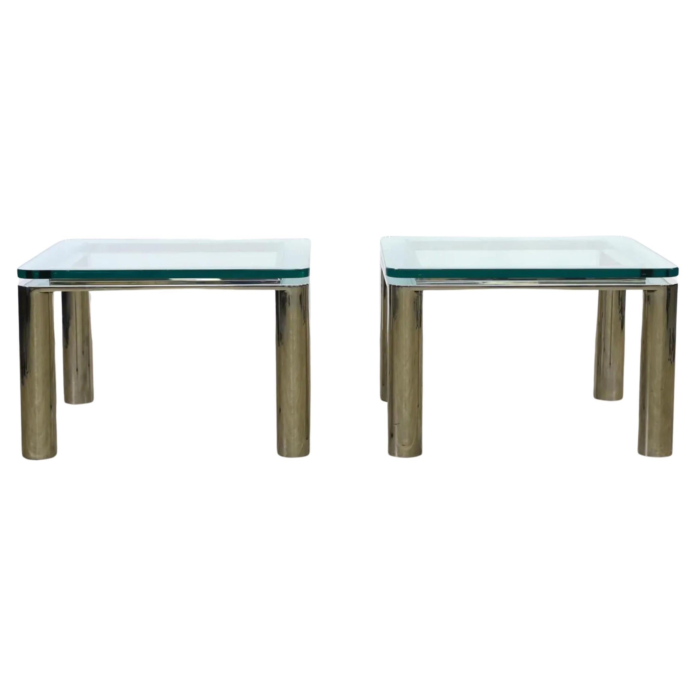 Paire de tables d'appoint carrées en verre et chrome de style moderne du milieu du siècle dernier