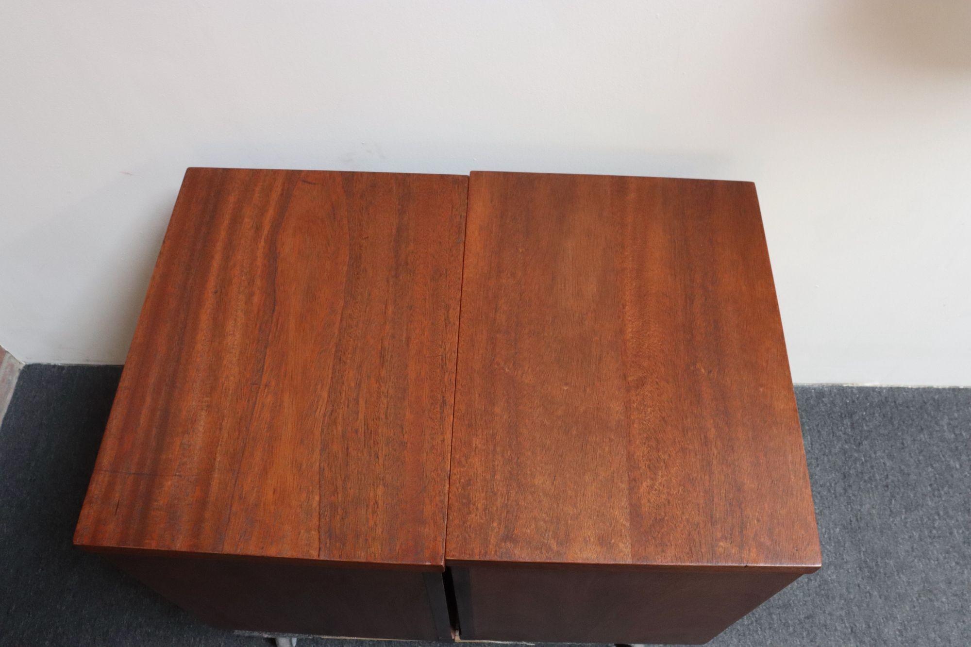 Pair of Mid-Century Modern Stained Mahogany and Brass Two-Drawer Nightstands en vente 3