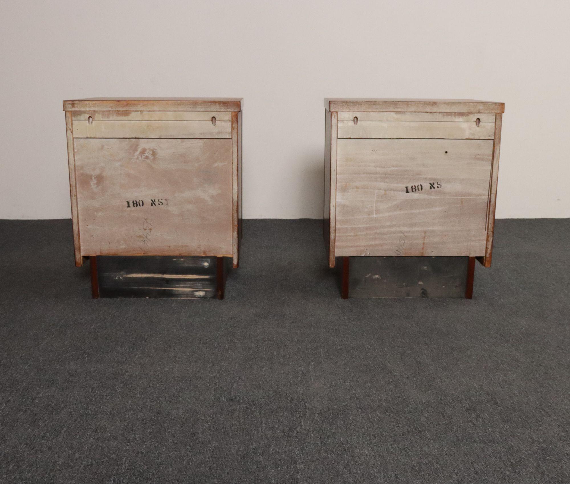 Pair of Mid-Century Modern Stained Mahogany and Brass Two-Drawer Nightstands en vente 4