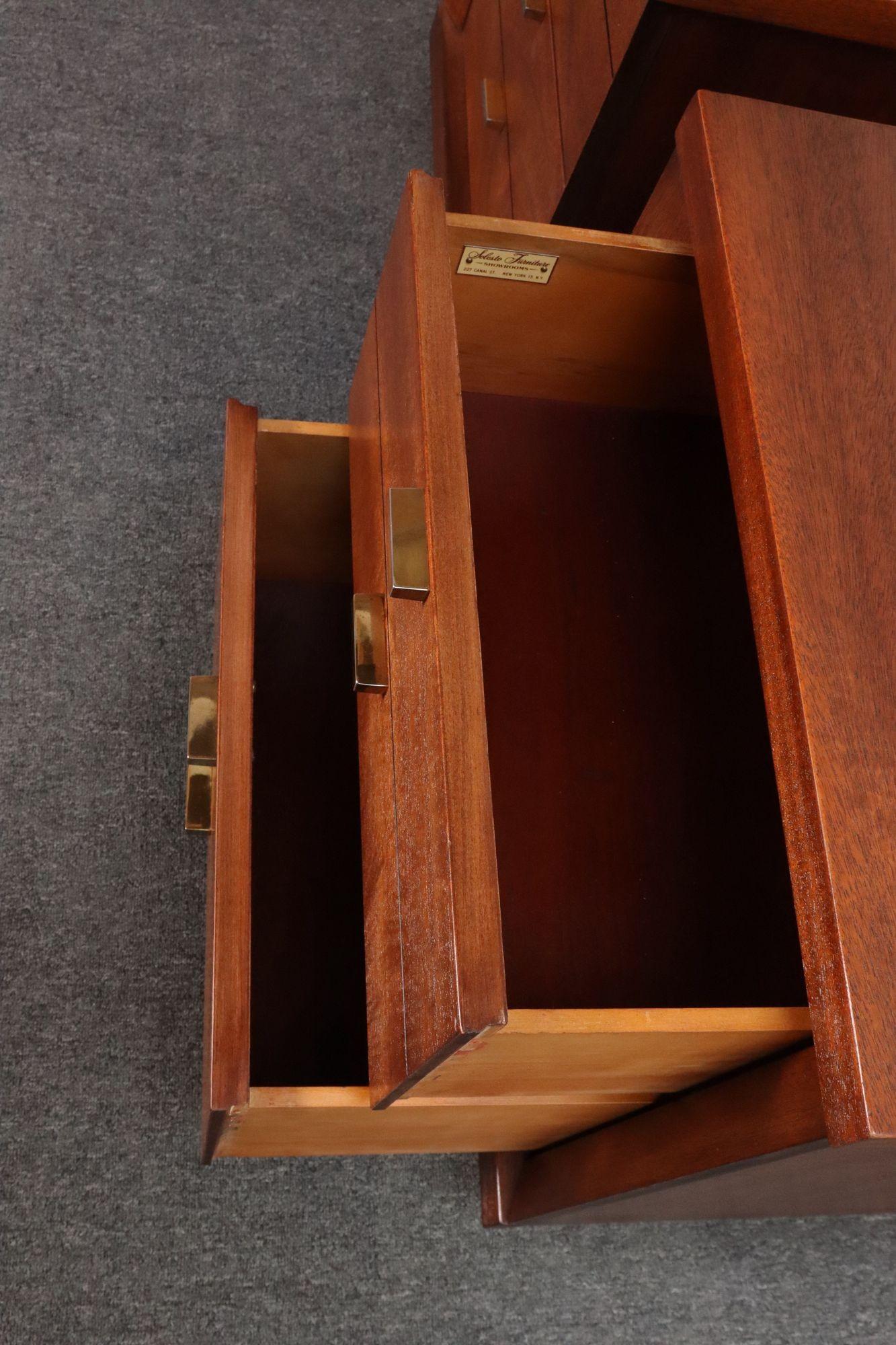 Pair of Mid-Century Modern Stained Mahogany and Brass Two-Drawer Nightstands en vente 6