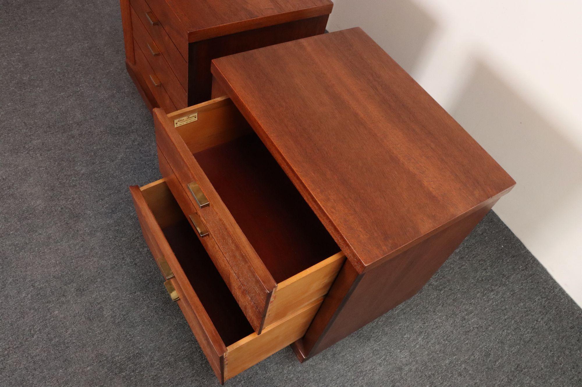 Pair of Mid-Century Modern Stained Mahogany and Brass Two-Drawer Nightstands en vente 7