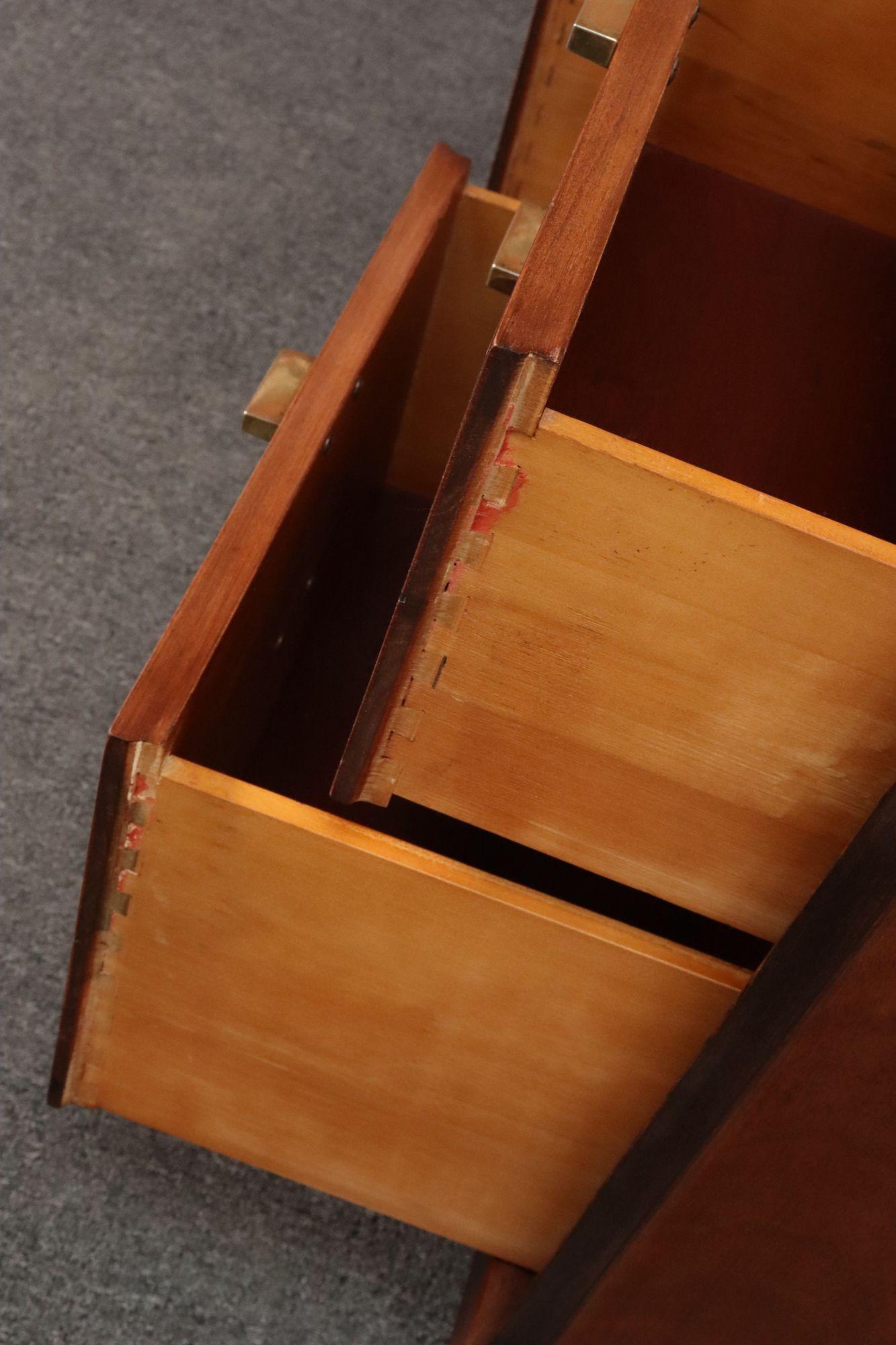 Pair of Mid-Century Modern Stained Mahogany and Brass Two-Drawer Nightstands en vente 8