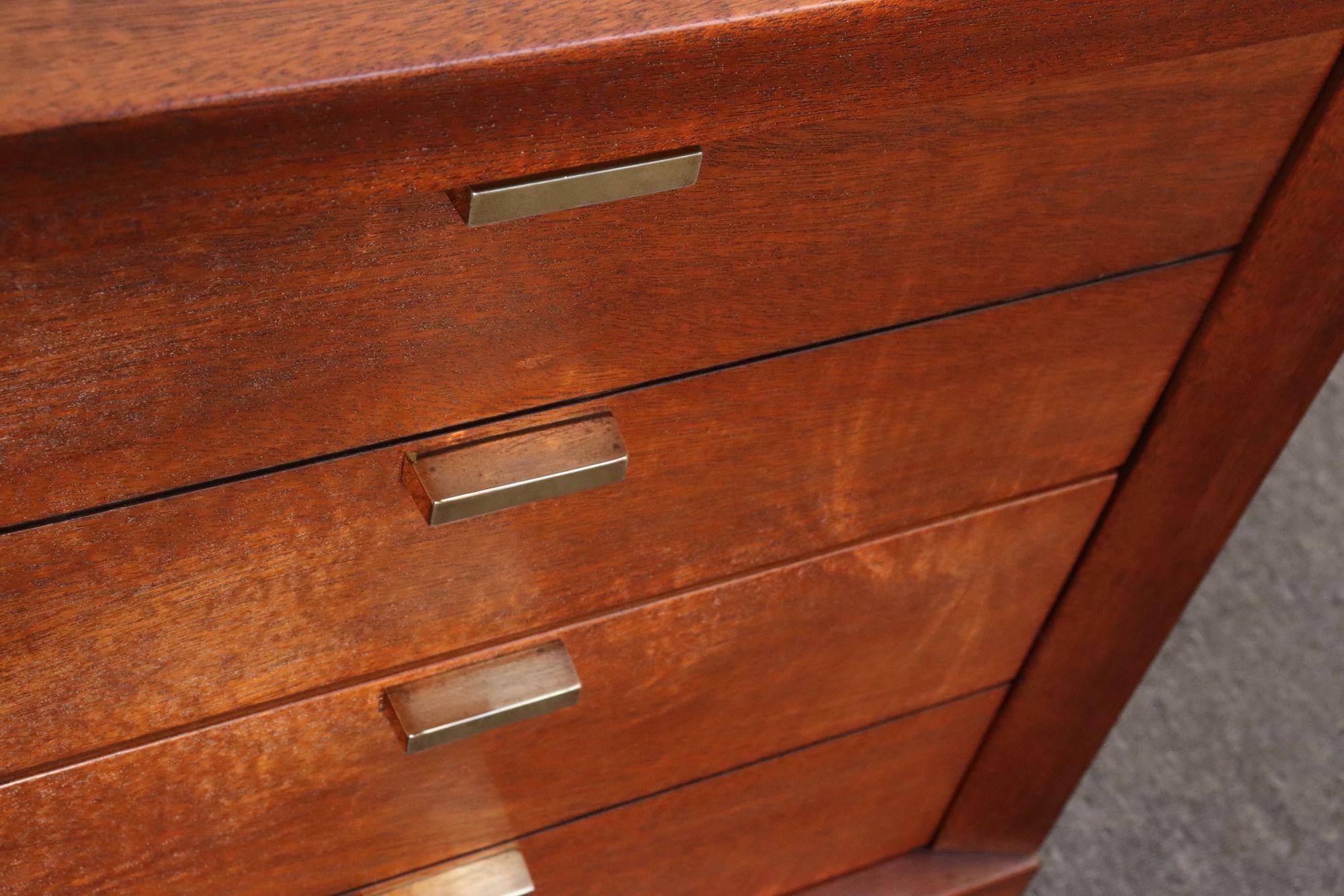 Pair of Mid-Century Modern Stained Mahogany and Brass Two-Drawer Nightstands en vente 9