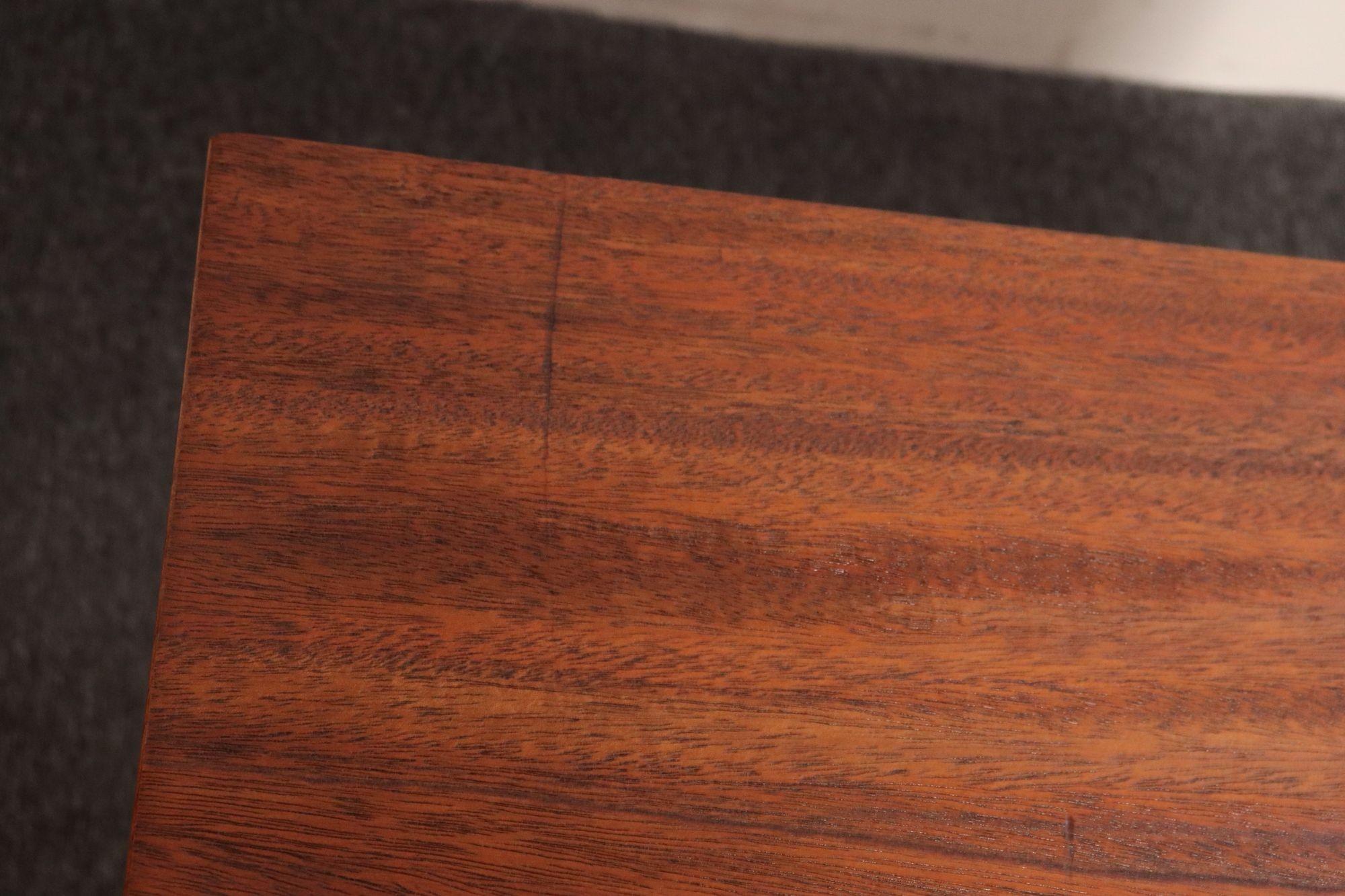 Pair of Mid-Century Modern Stained Mahogany and Brass Two-Drawer Nightstands en vente 10