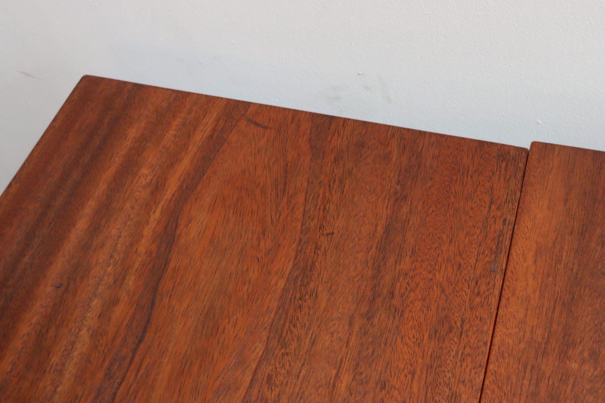 Pair of Mid-Century Modern Stained Mahogany and Brass Two-Drawer Nightstands en vente 11