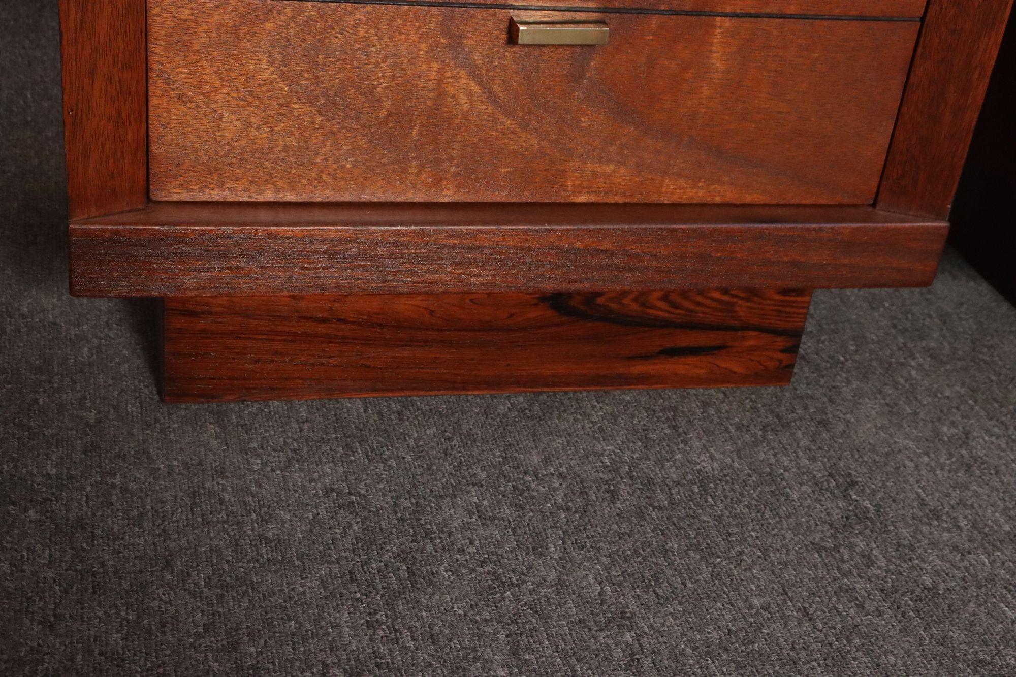 Pair of Mid-Century Modern Stained Mahogany and Brass Two-Drawer Nightstands en vente 12