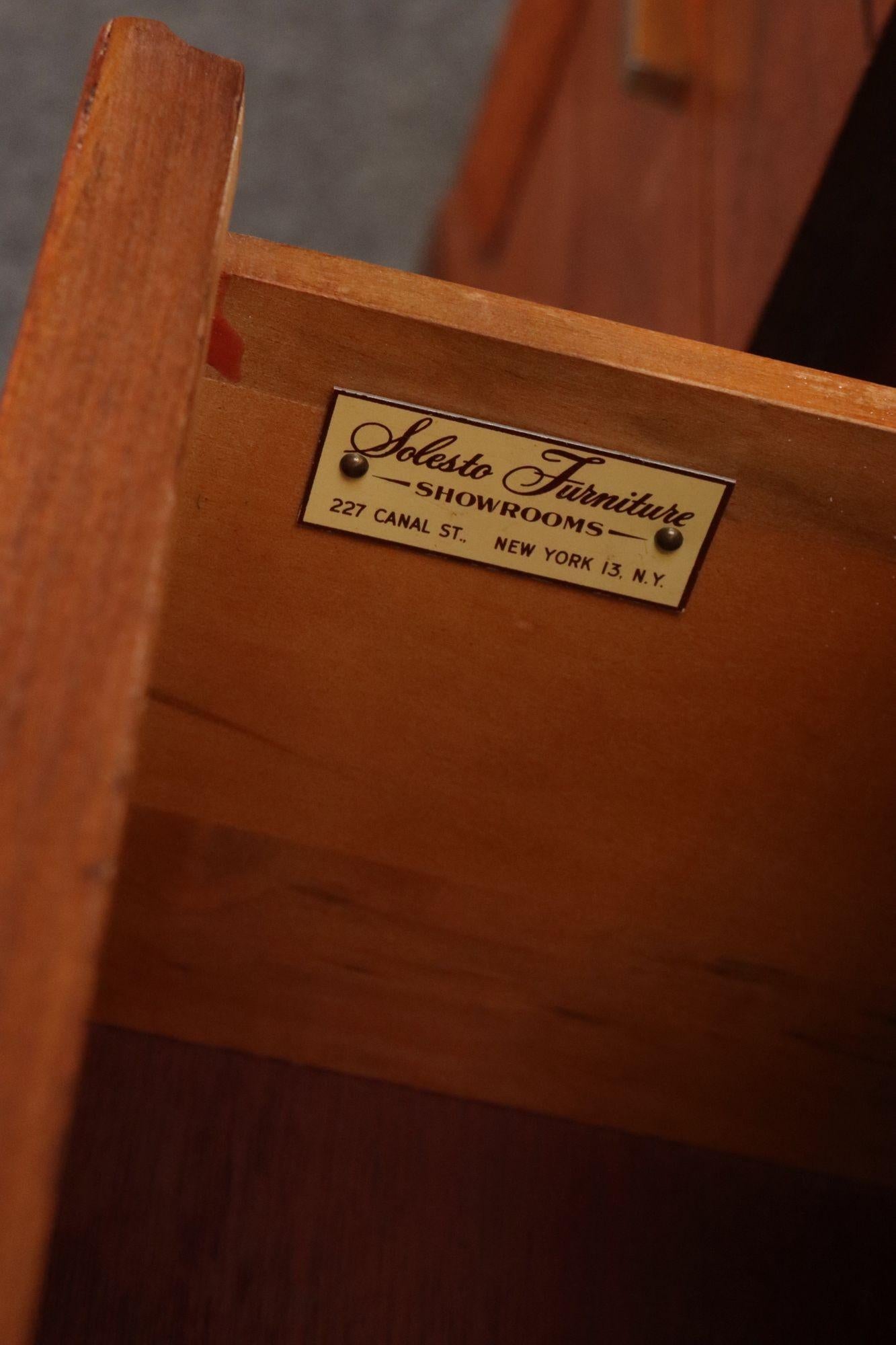 Pair of Mid-Century Modern Stained Mahogany and Brass Two-Drawer Nightstands en vente 13