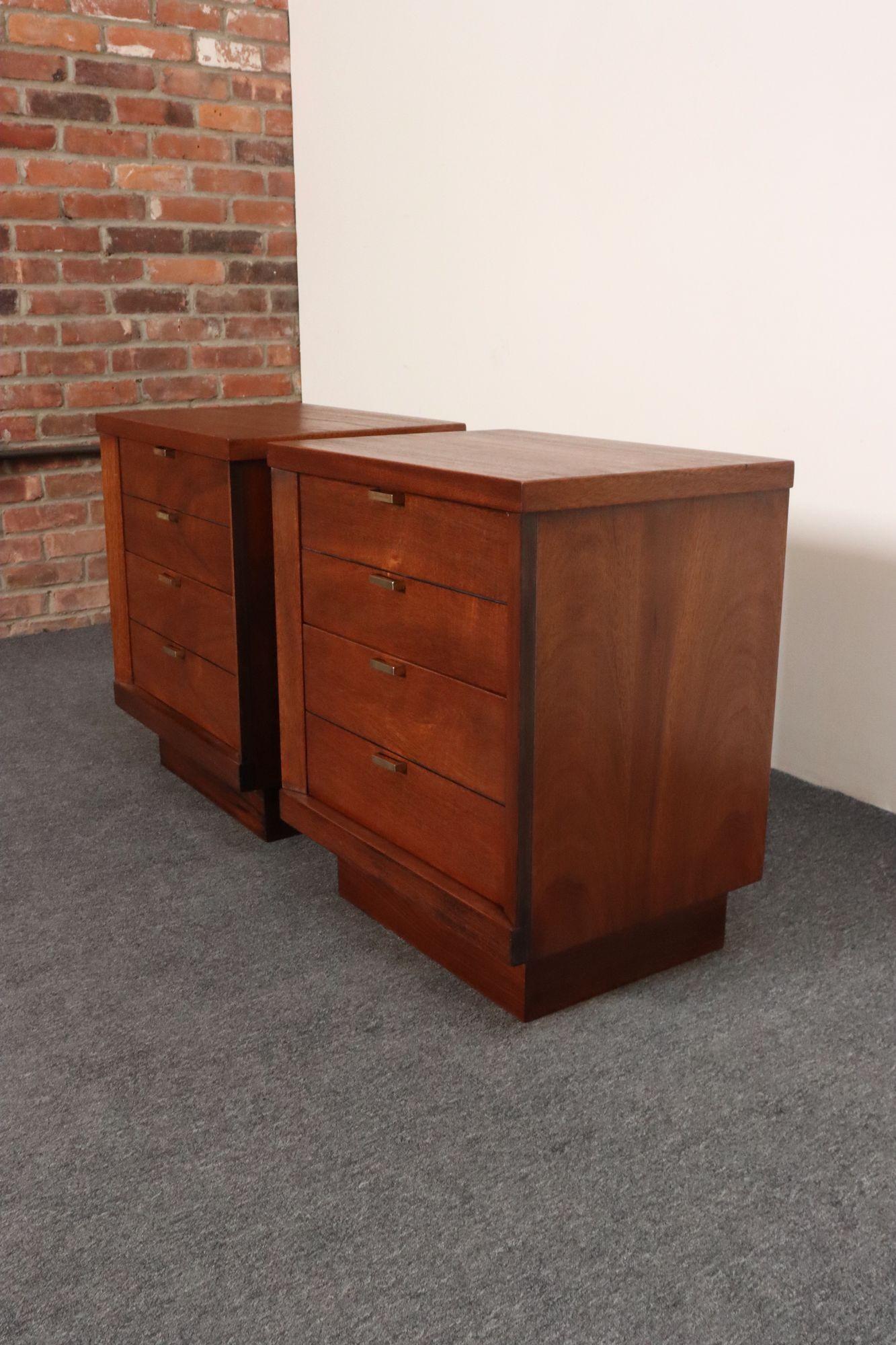 Américain Pair of Mid-Century Modern Stained Mahogany and Brass Two-Drawer Nightstands en vente