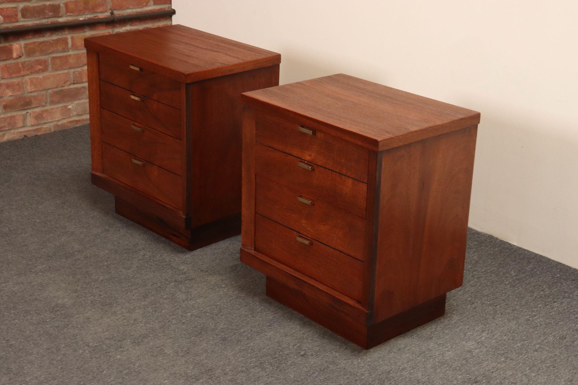 Tacheté Pair of Mid-Century Modern Stained Mahogany and Brass Two-Drawer Nightstands en vente