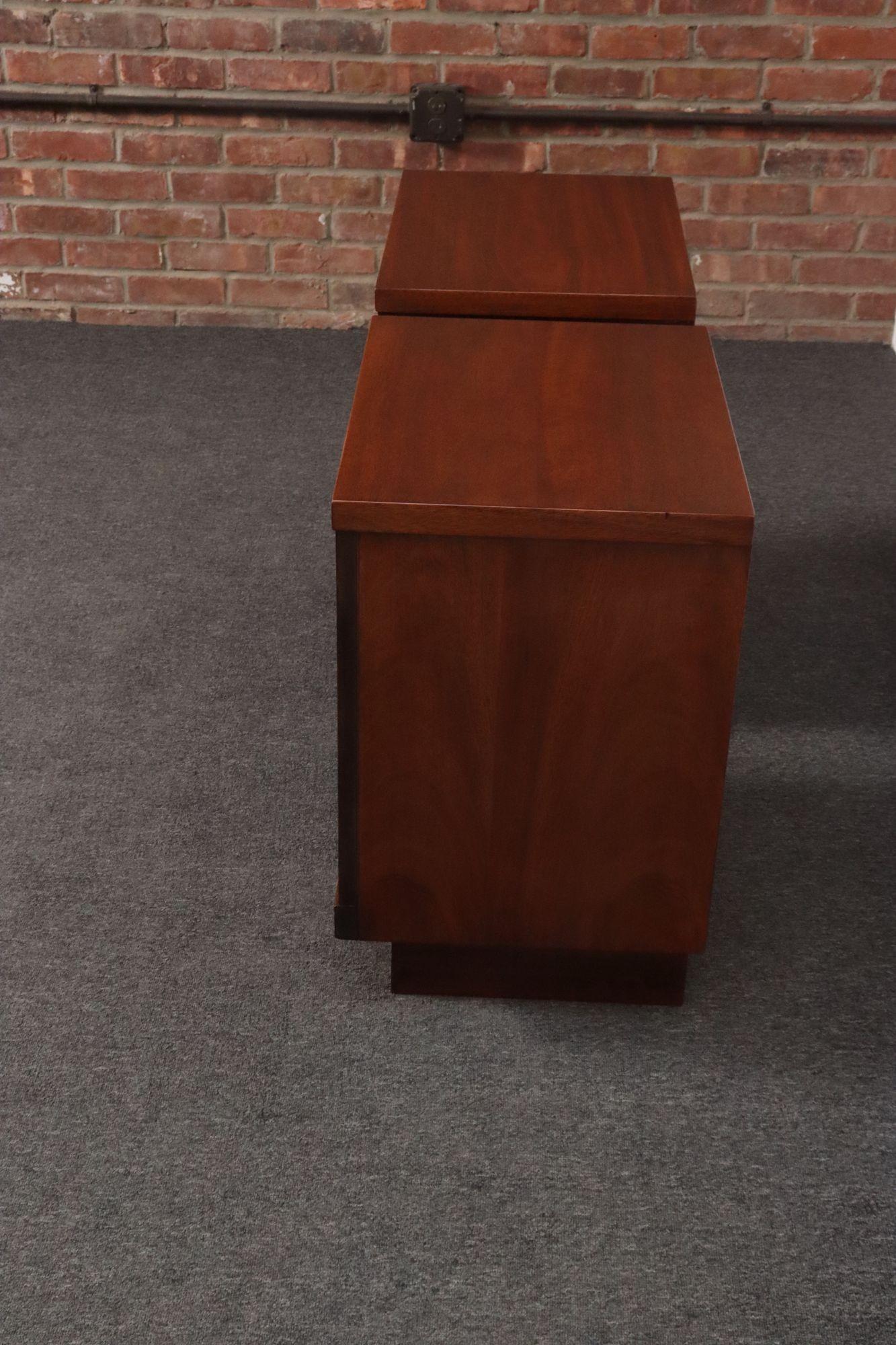 Pair of Mid-Century Modern Stained Mahogany and Brass Two-Drawer Nightstands Bon état - En vente à Brooklyn, NY