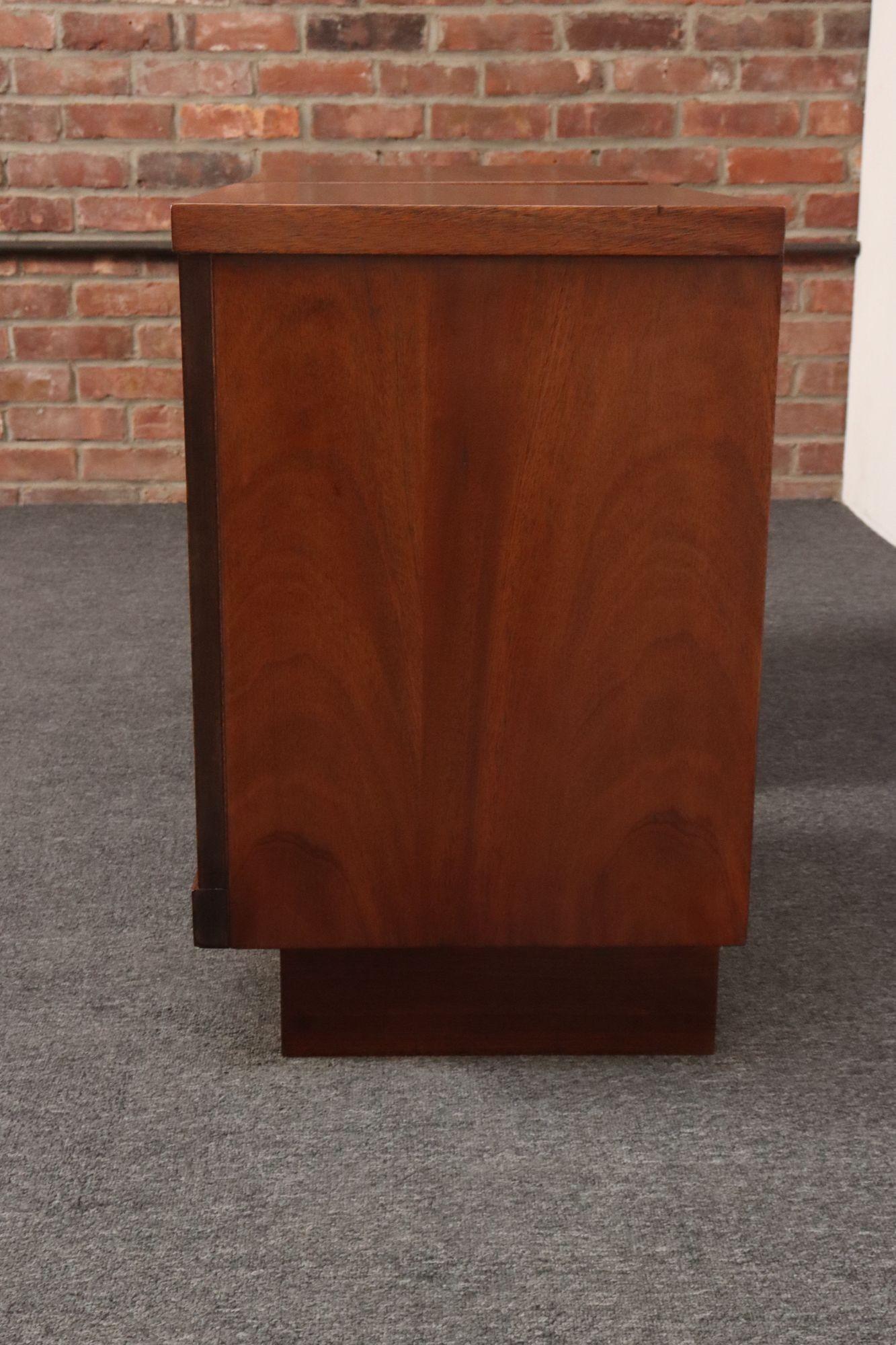 Milieu du XXe siècle Pair of Mid-Century Modern Stained Mahogany and Brass Two-Drawer Nightstands en vente