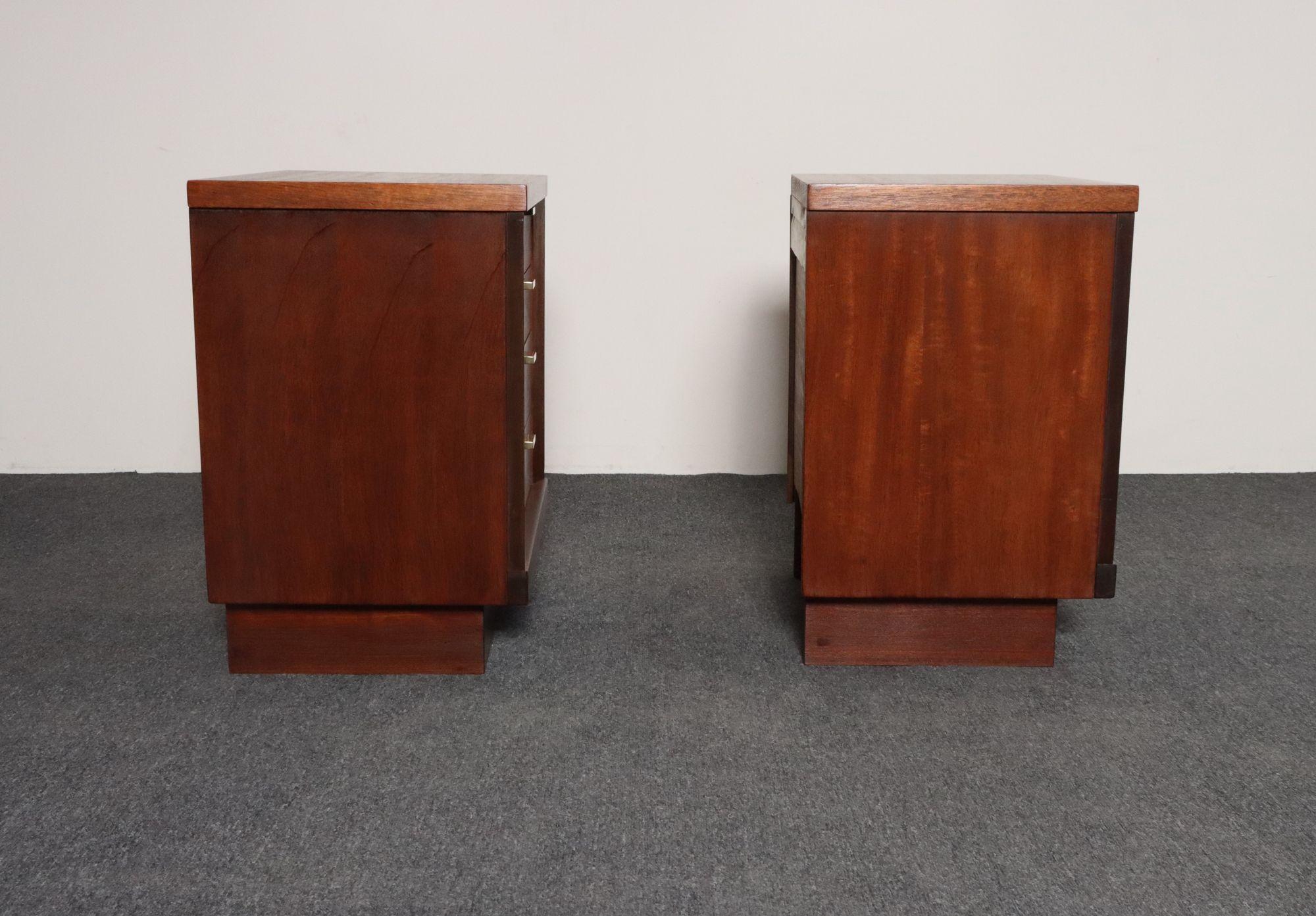 Laiton Pair of Mid-Century Modern Stained Mahogany and Brass Two-Drawer Nightstands en vente