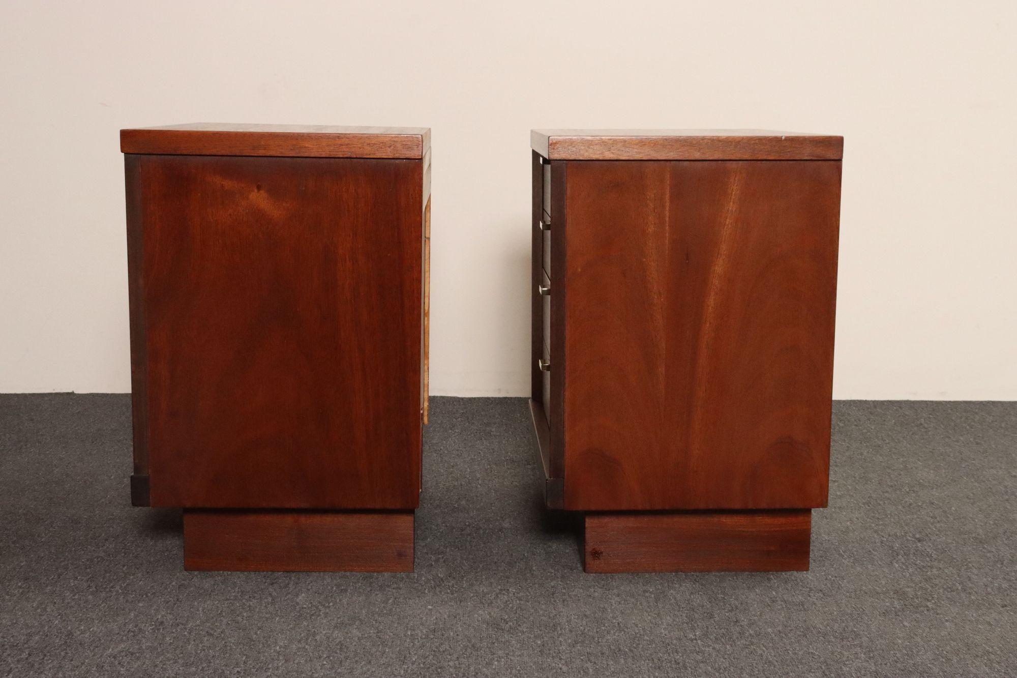 Pair of Mid-Century Modern Stained Mahogany and Brass Two-Drawer Nightstands en vente 1