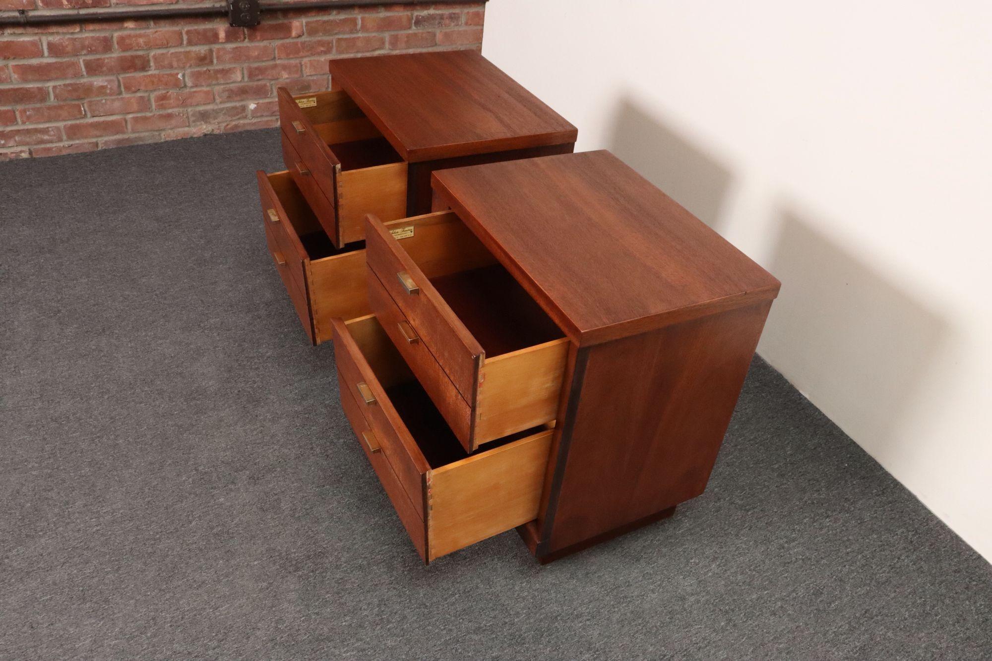 Pair of Mid-Century Modern Stained Mahogany and Brass Two-Drawer Nightstands en vente 2