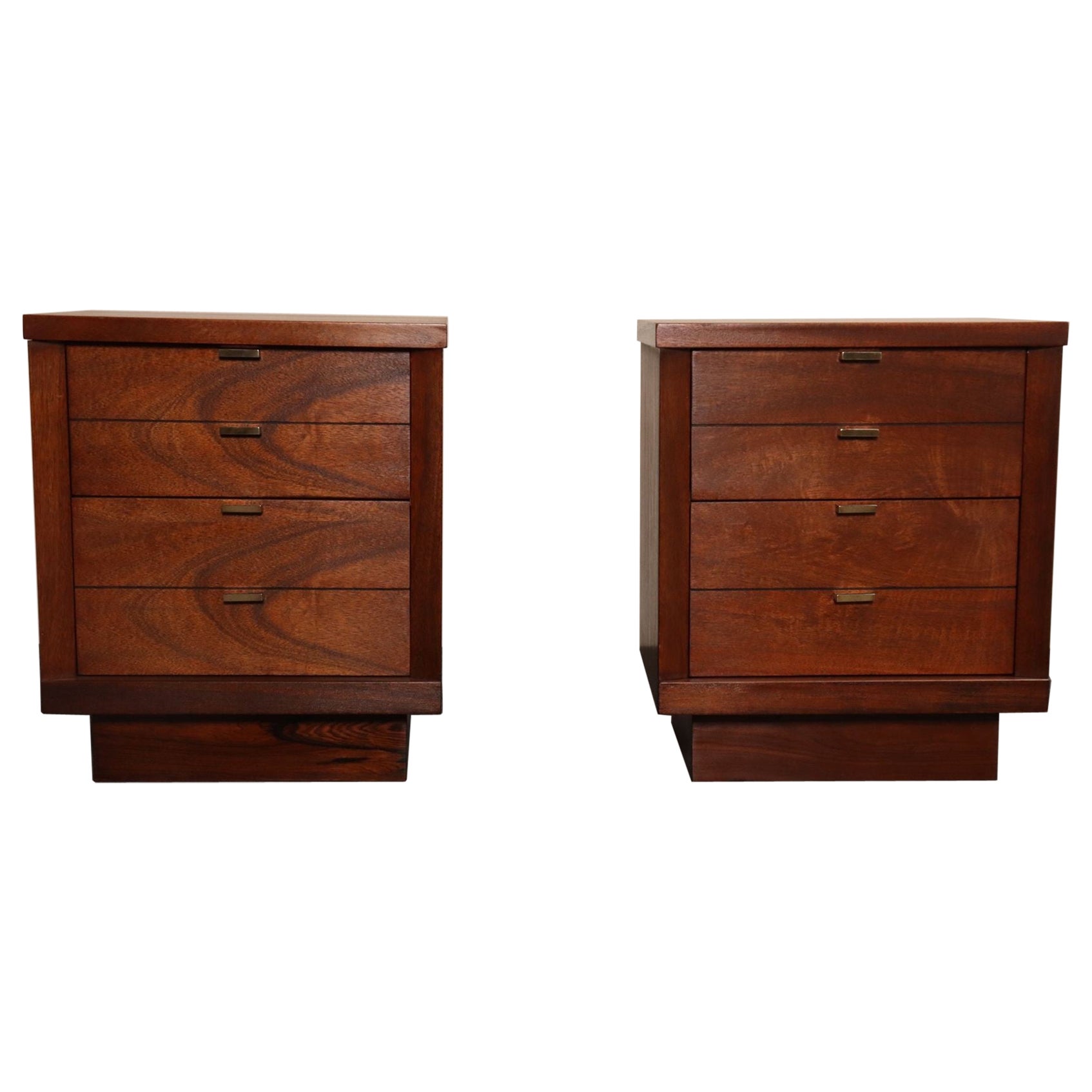 Pair of Mid-Century Modern Stained Mahogany and Brass Two-Drawer Nightstands en vente
