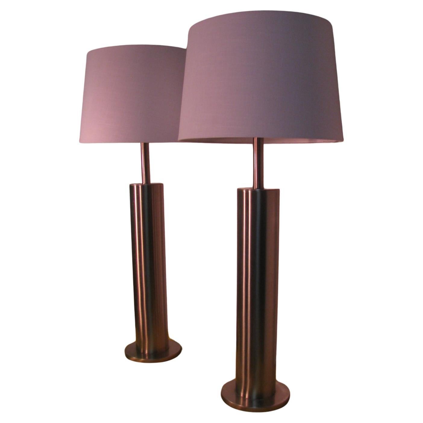 Américain Paire de lampes de table cylindriques en acier inoxydable de style moderne du milieu du siècle dernier en vente