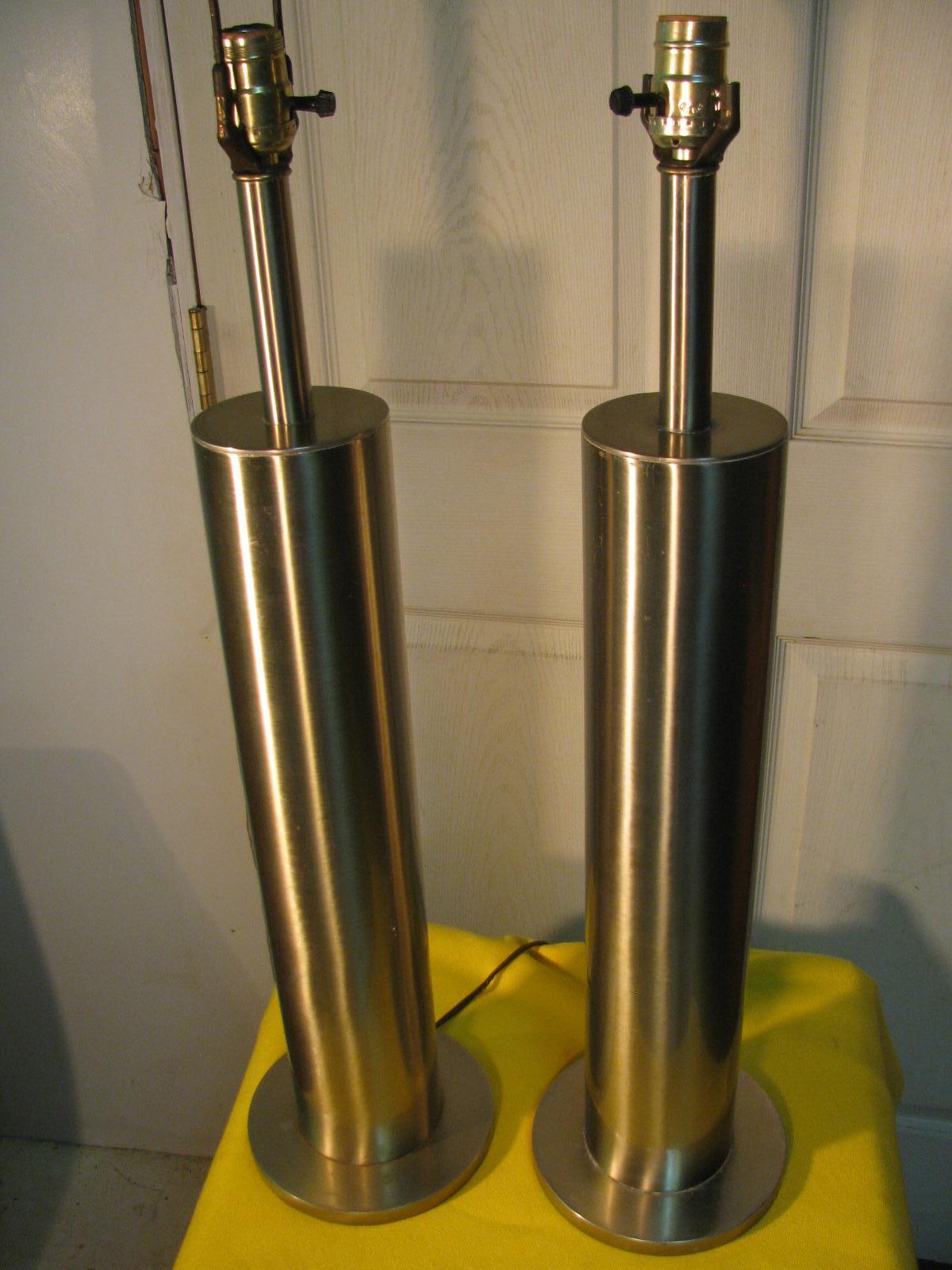 Polished Pair of Mid-Century Modern Stainless Steel Cylindrical Table Lamps For Sale