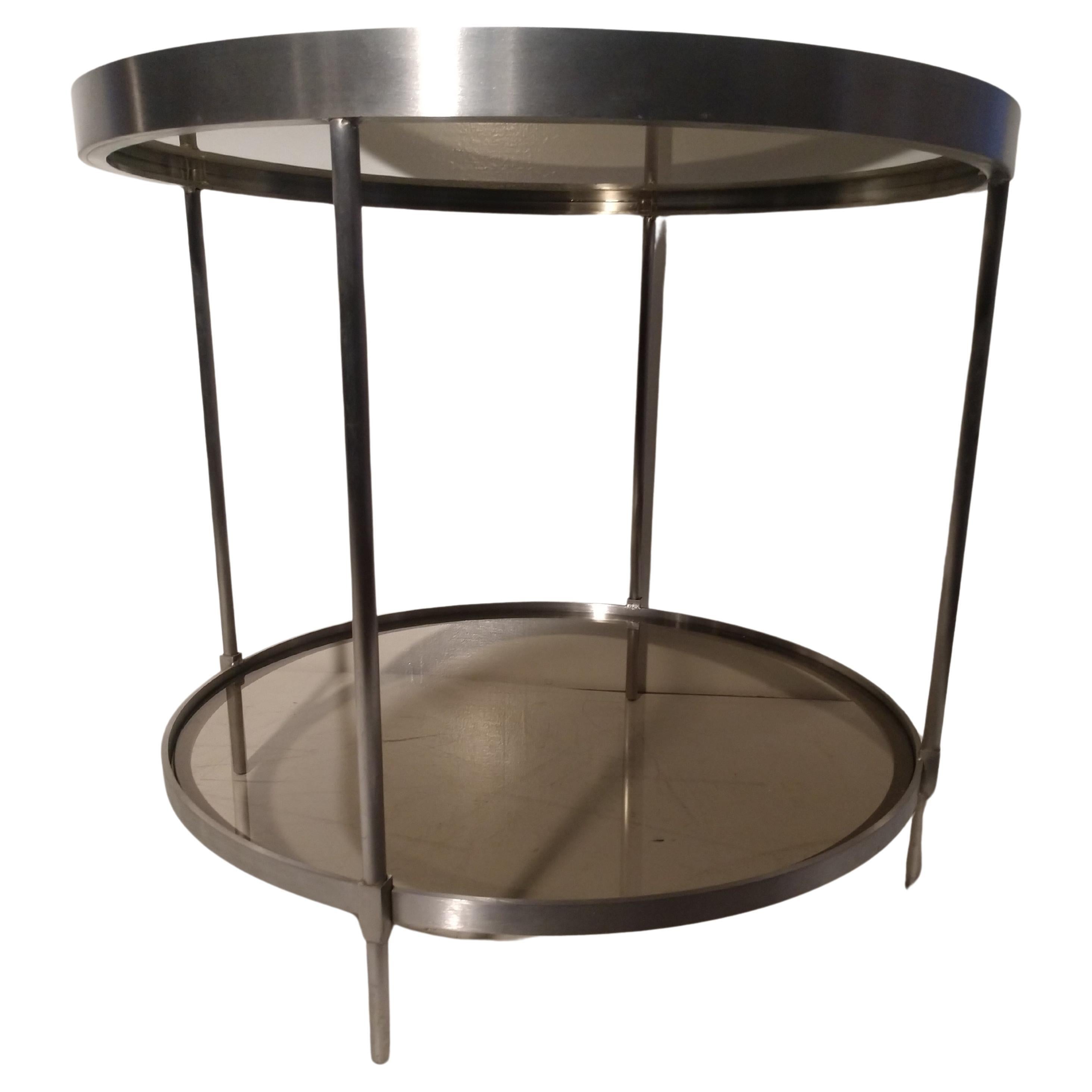 Mid-Century moderno Coppia di tavolini rotondi in acciaio inossidabile della metà del secolo scorso con vetro fumé in vendita