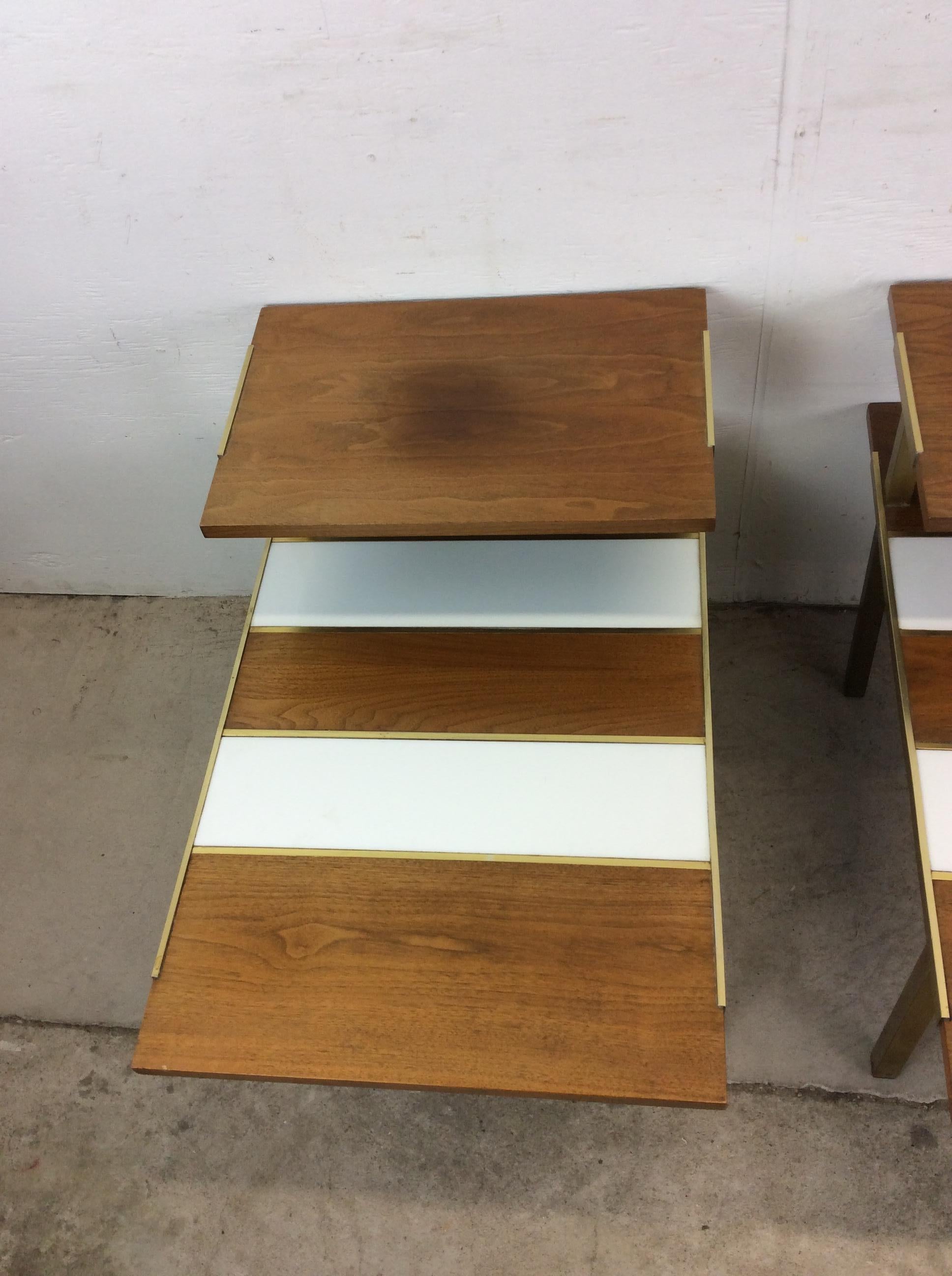 Mid-Century moderno Coppia di tavolini moderni della metà del secolo scorso ispirati a Paul McCobb in vendita