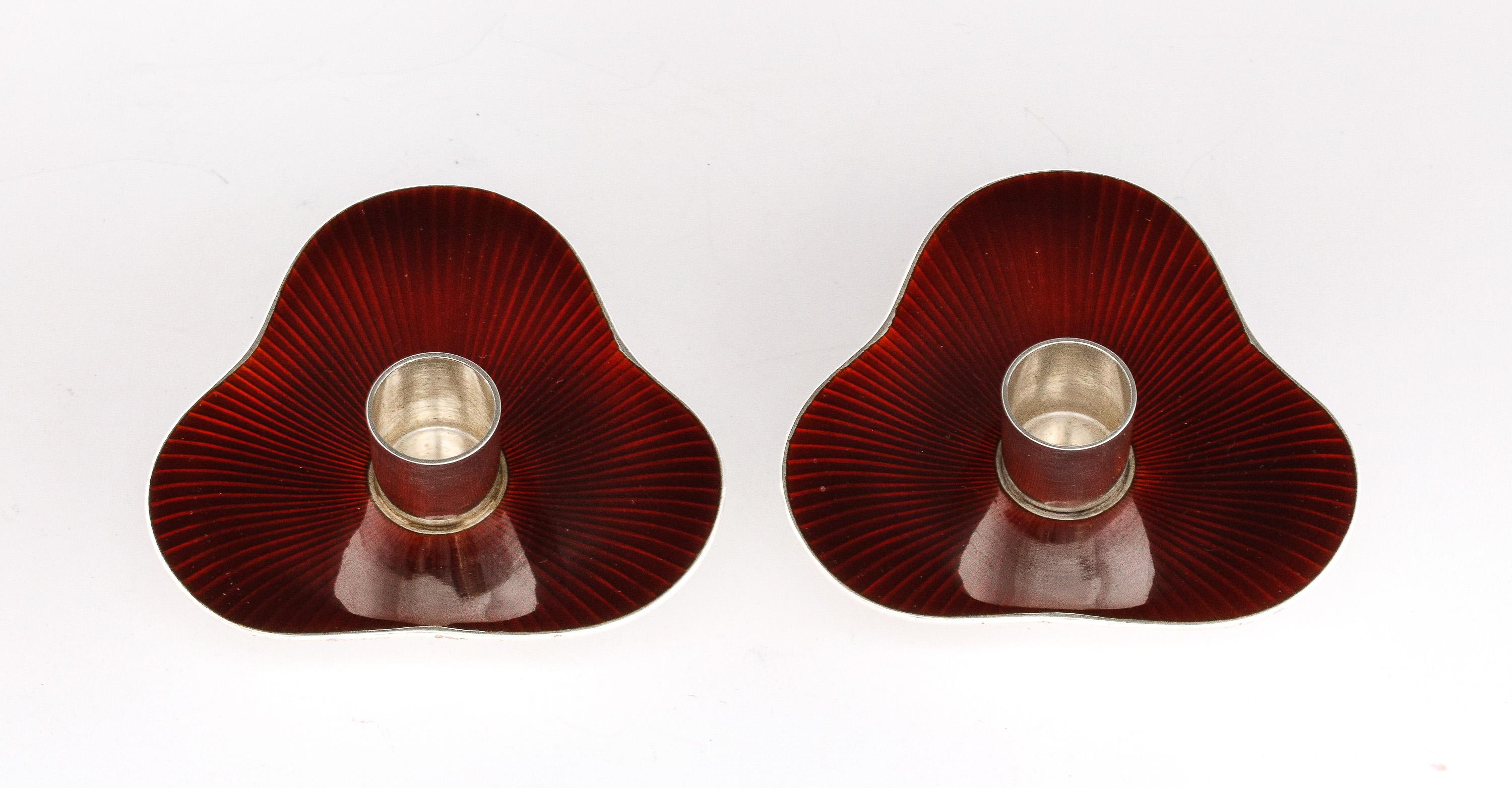 Ein Paar moderne Kerzenständer aus Sterlingsilber und leuchtend roter Emaille aus der Mitte des Jahrhunderts (Moderne der Mitte des Jahrhunderts) im Angebot