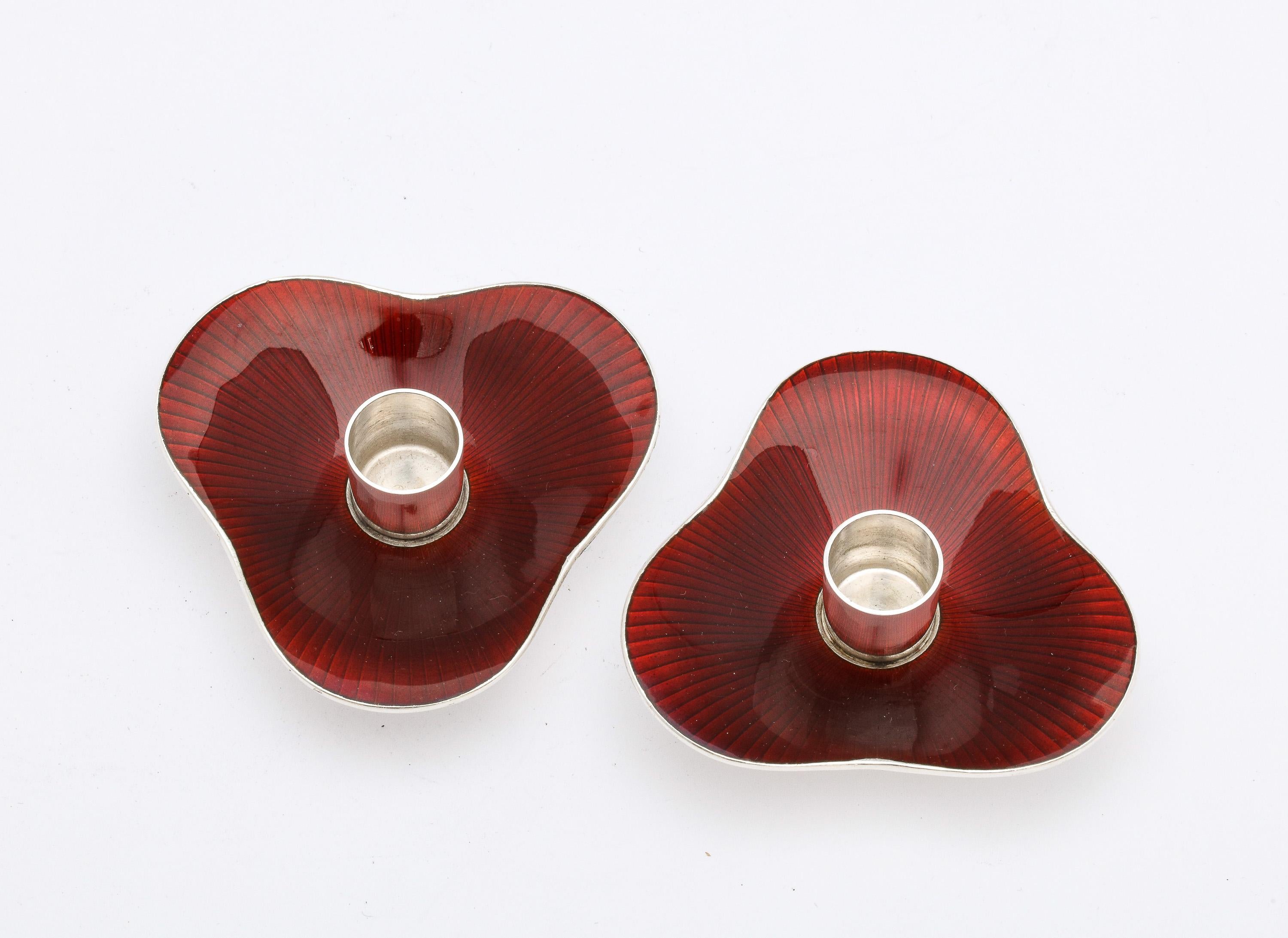 Pareja de candeleros modernos de mediados de siglo de plata de ley y esmalte rojo brillante en Bueno estado para la venta en New York, NY