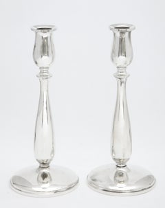 Coppia di candelabri in argento di Cartier, stile metà del secolo scorso.