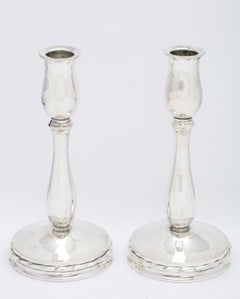 Ein Paar moderne Kerzenständer aus Sterlingsilber aus der Mitte des Jahrhunderts