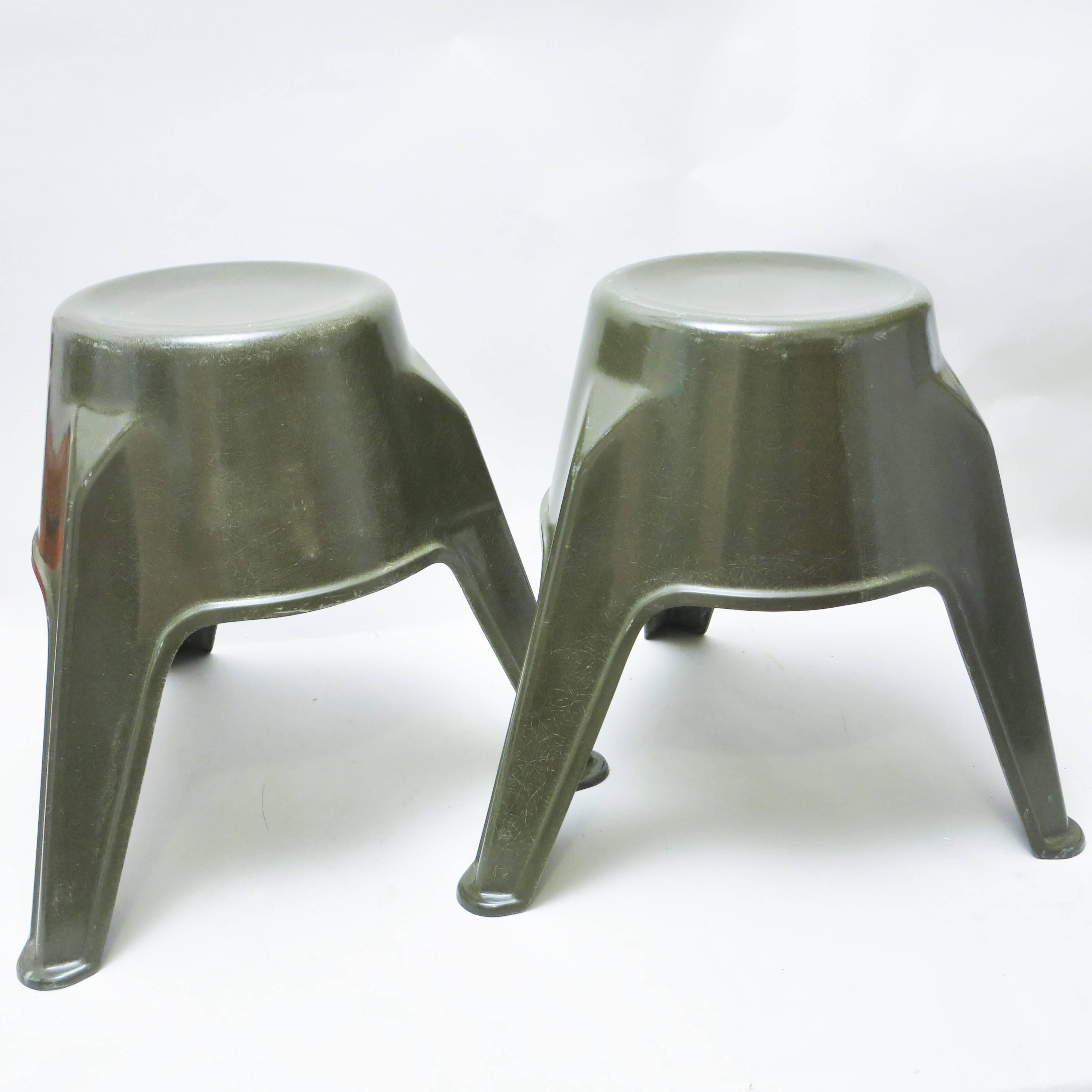 Rare pair of Mid-Century Modern stackable stools in olive green fiberglass. German work of the 1960s.
Work perfectly as bedside tables.