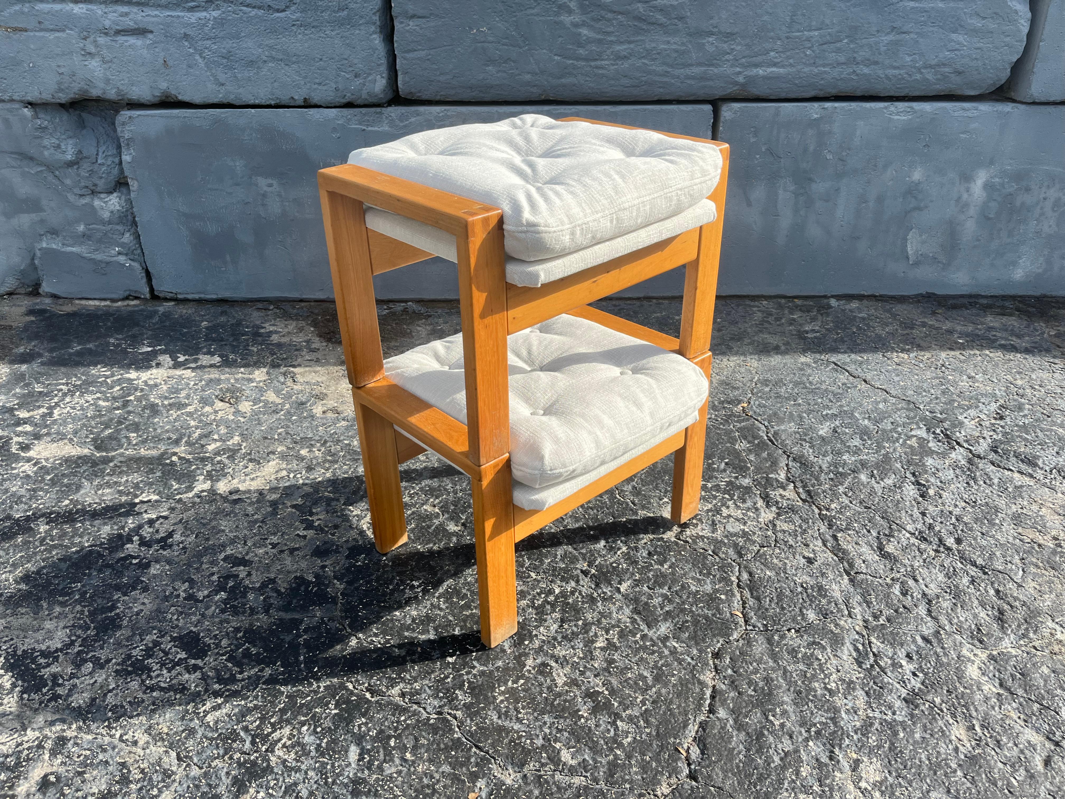 Paire d'ottomans modernes du milieu du siècle dernier, années 1960.
Les coussins ont été recouverts d'un tissu Holly HUNT Keystone Ivory. Prêt pour une nouvelle maison.