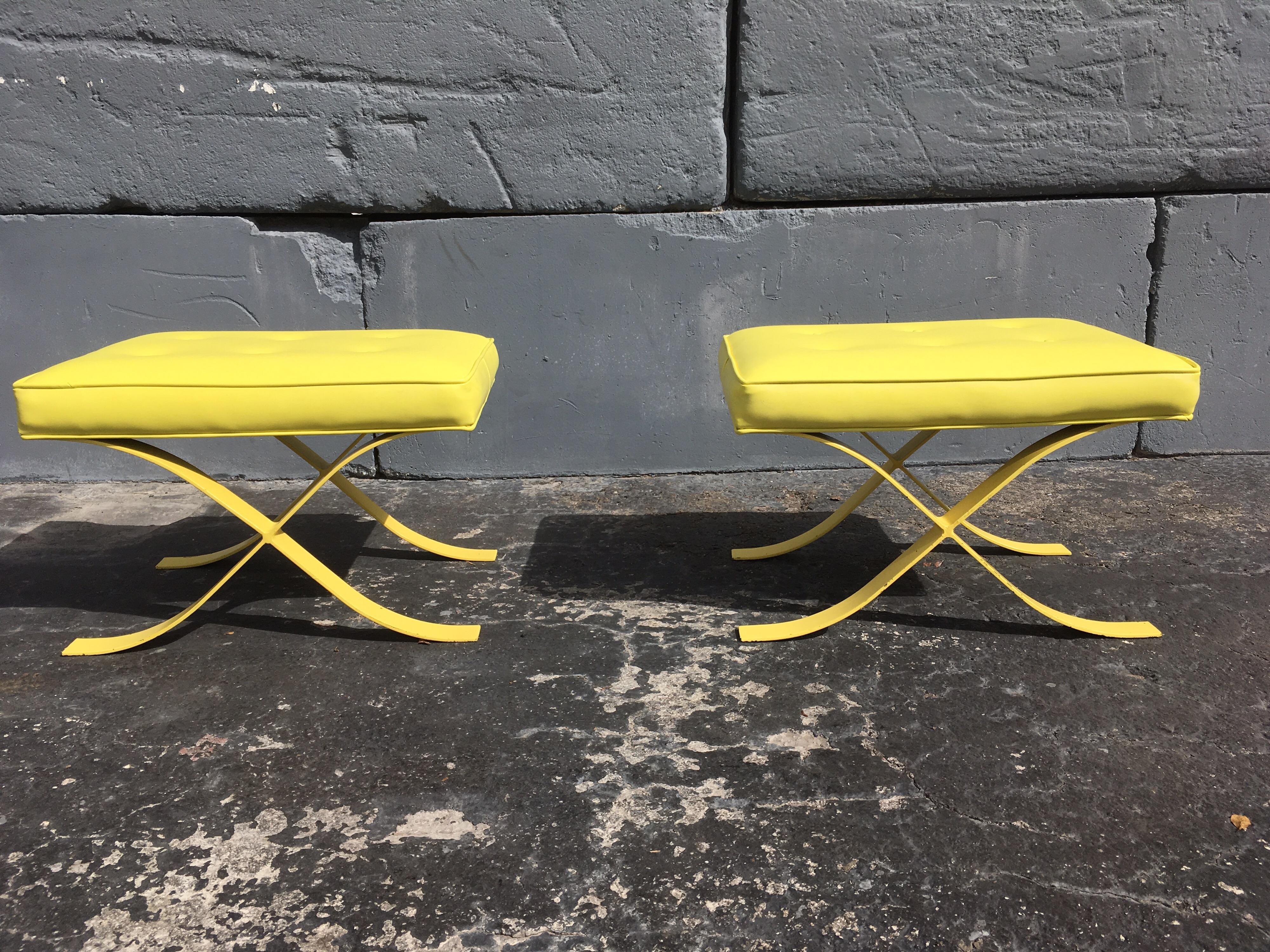 Paire de tabouretspoufs de style Barcelone jaune Mid-Century Modern dernier 5