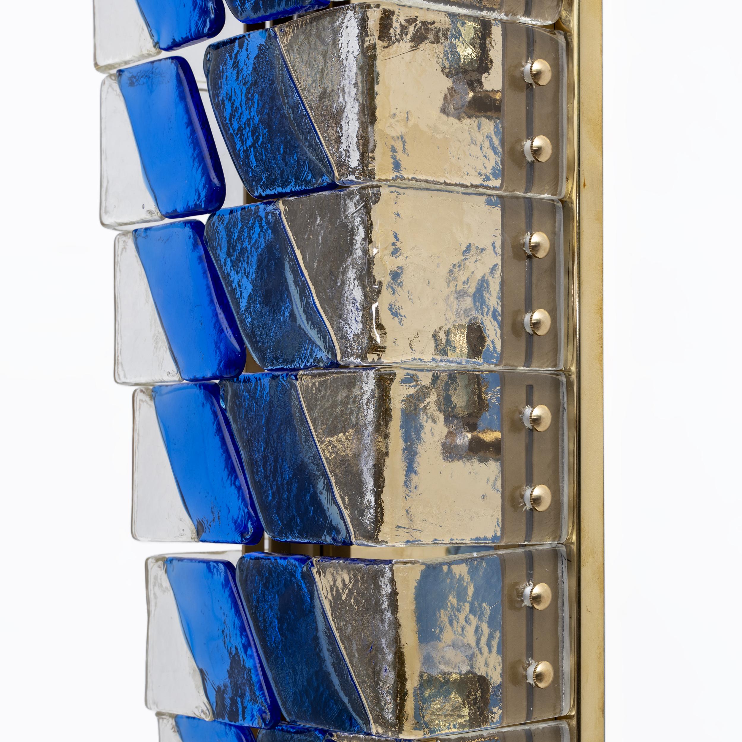 Coppia di lampade in vetro di Murano e ottone in stile moderno di metà secolo in vendita 3