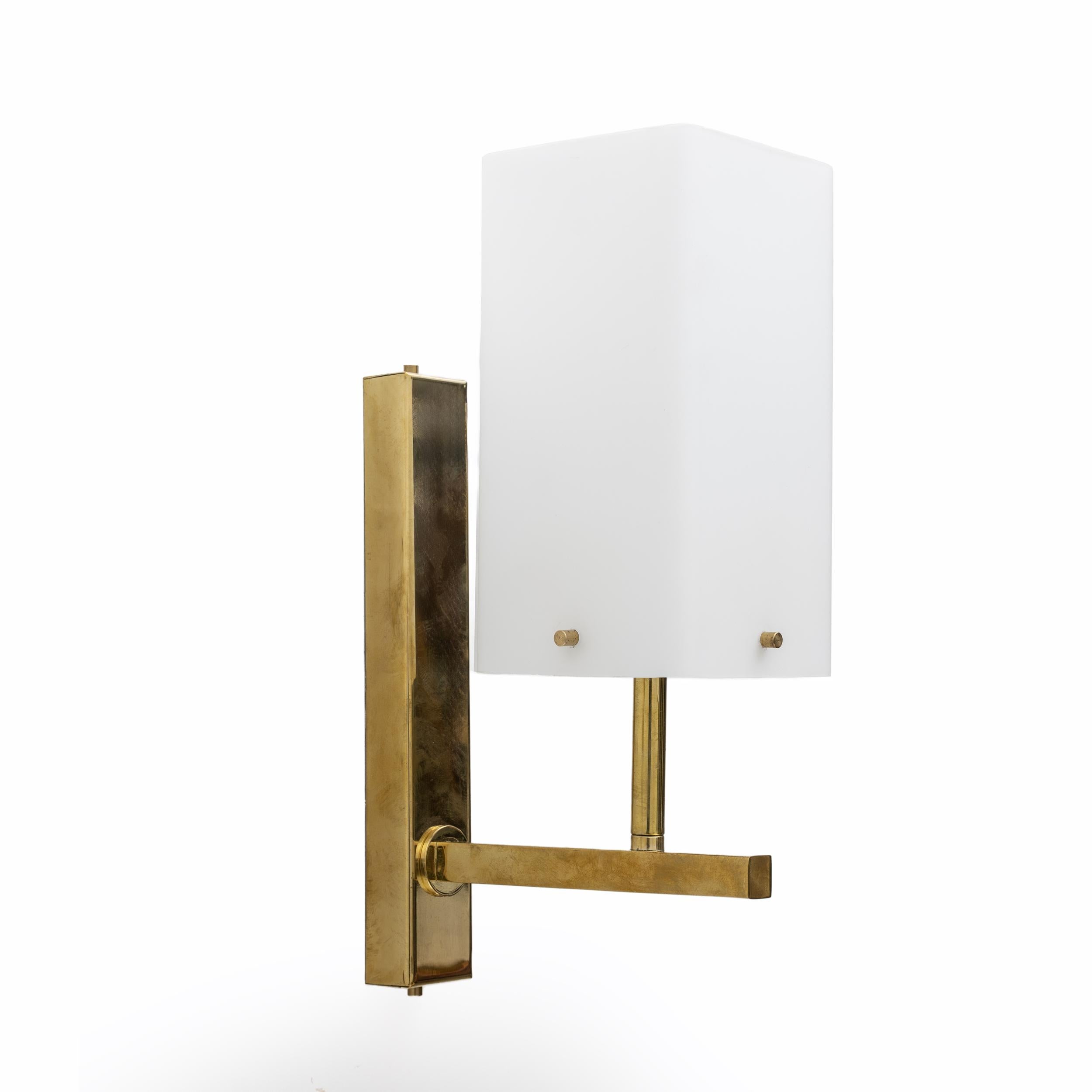 Mid-Century moderno Coppia di lampade in vetro di Murano e ottone in stile moderno di metà secolo in vendita