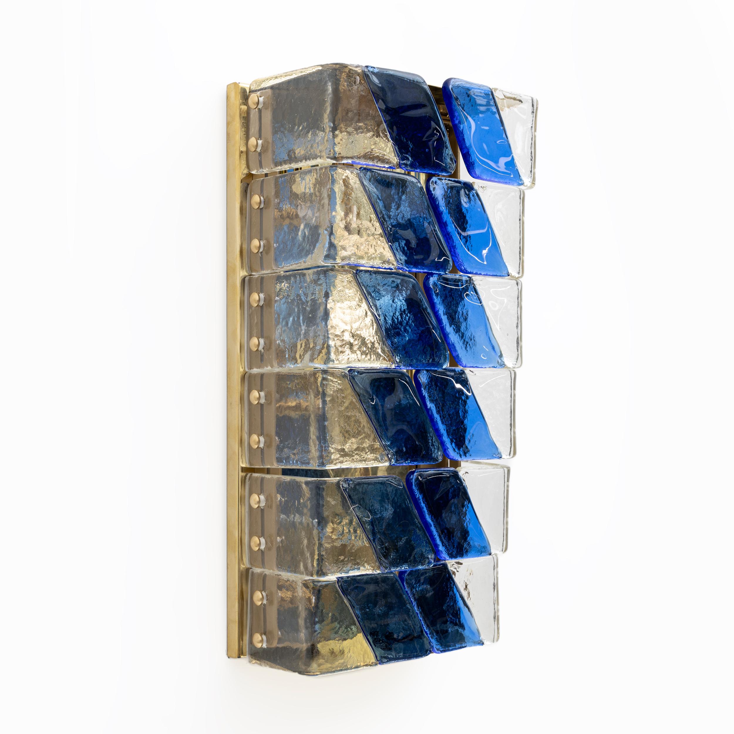 Italiano Coppia di lampade in vetro di Murano e ottone in stile moderno di metà secolo in vendita