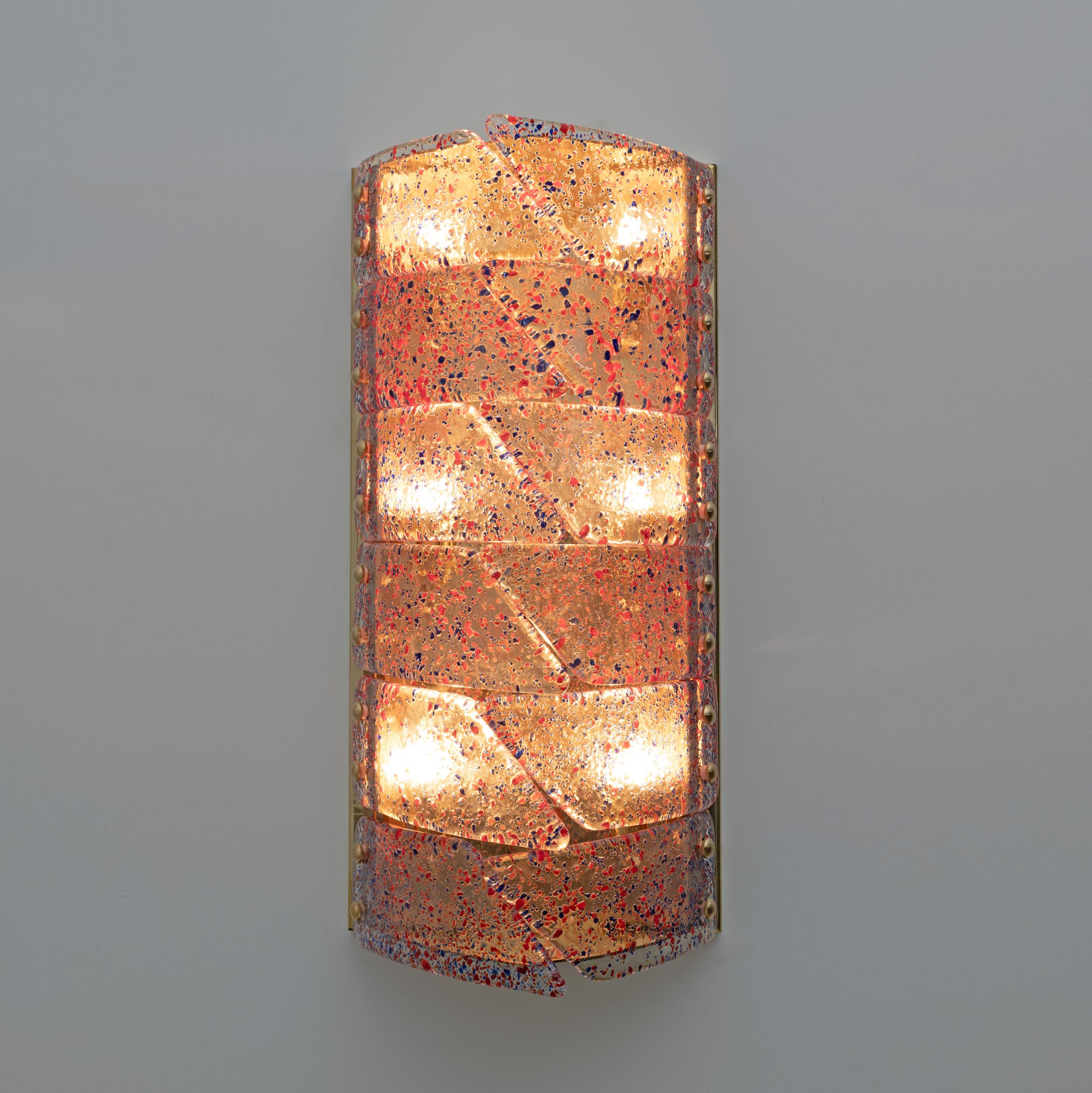 Italiano Coppia di lampade in vetro di Murano e ottone in stile moderno di metà secolo in vendita