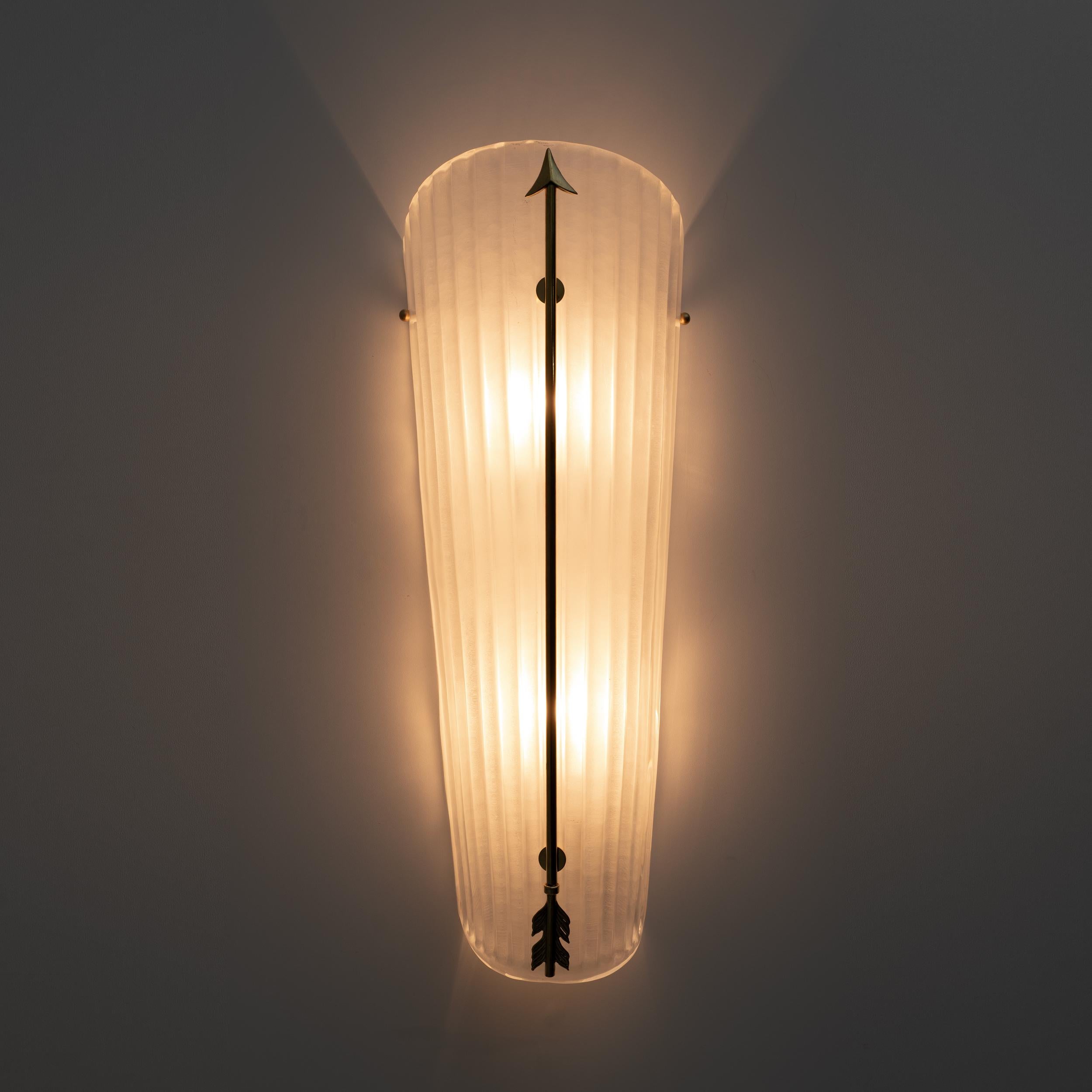 Pair of Mid-century Modern Style Italian Murano Glass and Brass Sconces In Excellent Condition For Sale In Puglia, Puglia