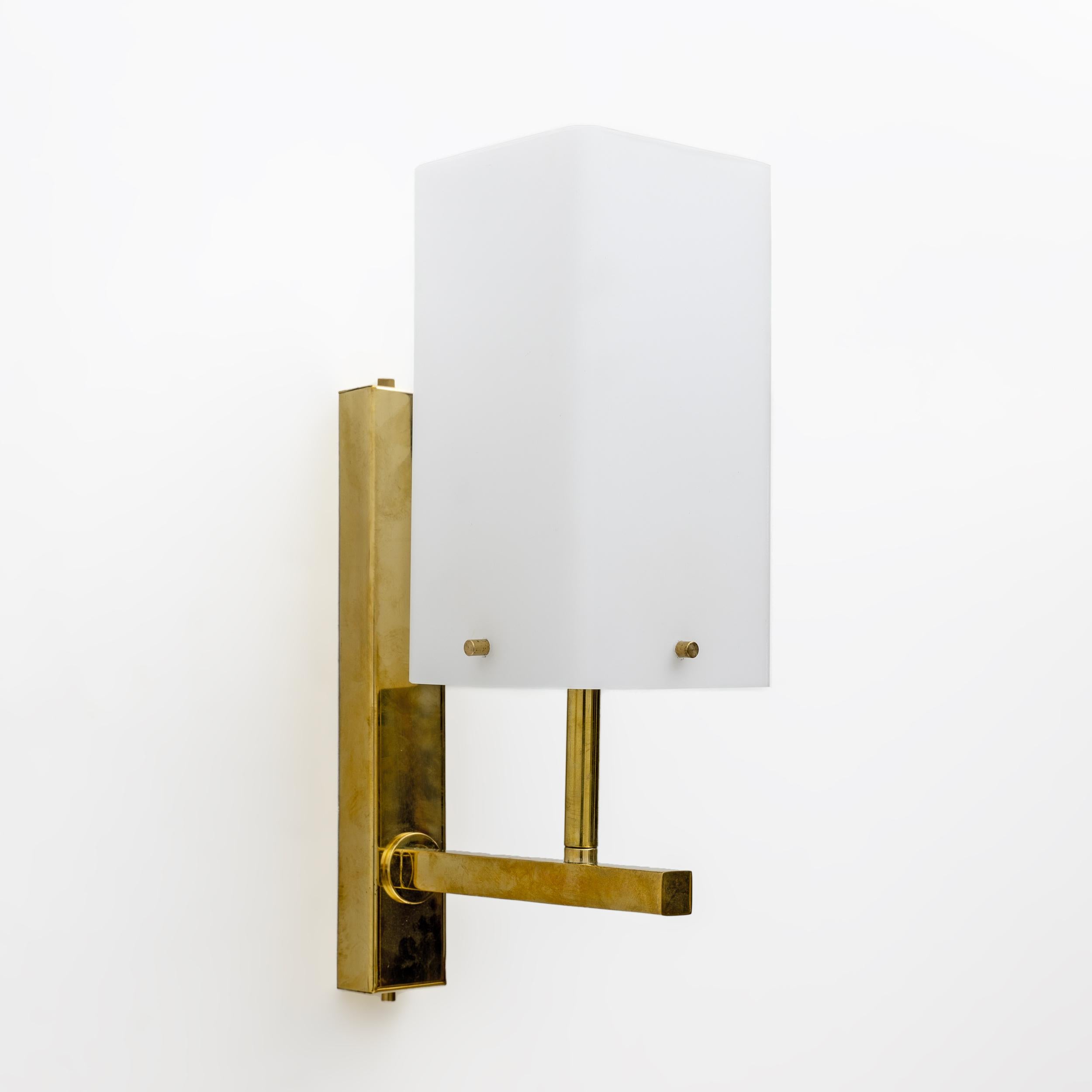 Coppia di lampade in vetro di Murano e ottone in stile moderno di metà secolo In condizioni buone in vendita a Puglia, Puglia