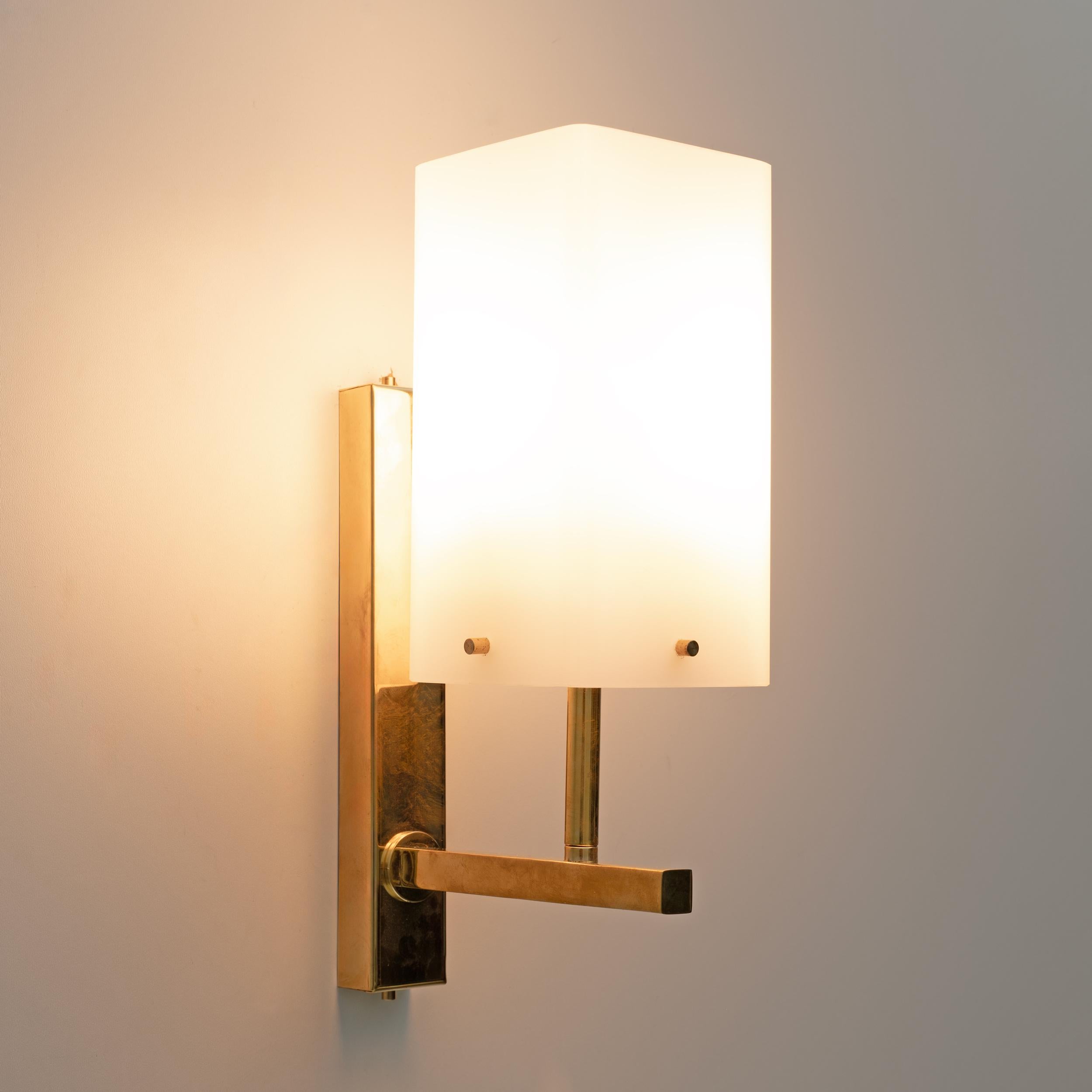 Fine XX secolo Coppia di lampade in vetro di Murano e ottone in stile moderno di metà secolo in vendita